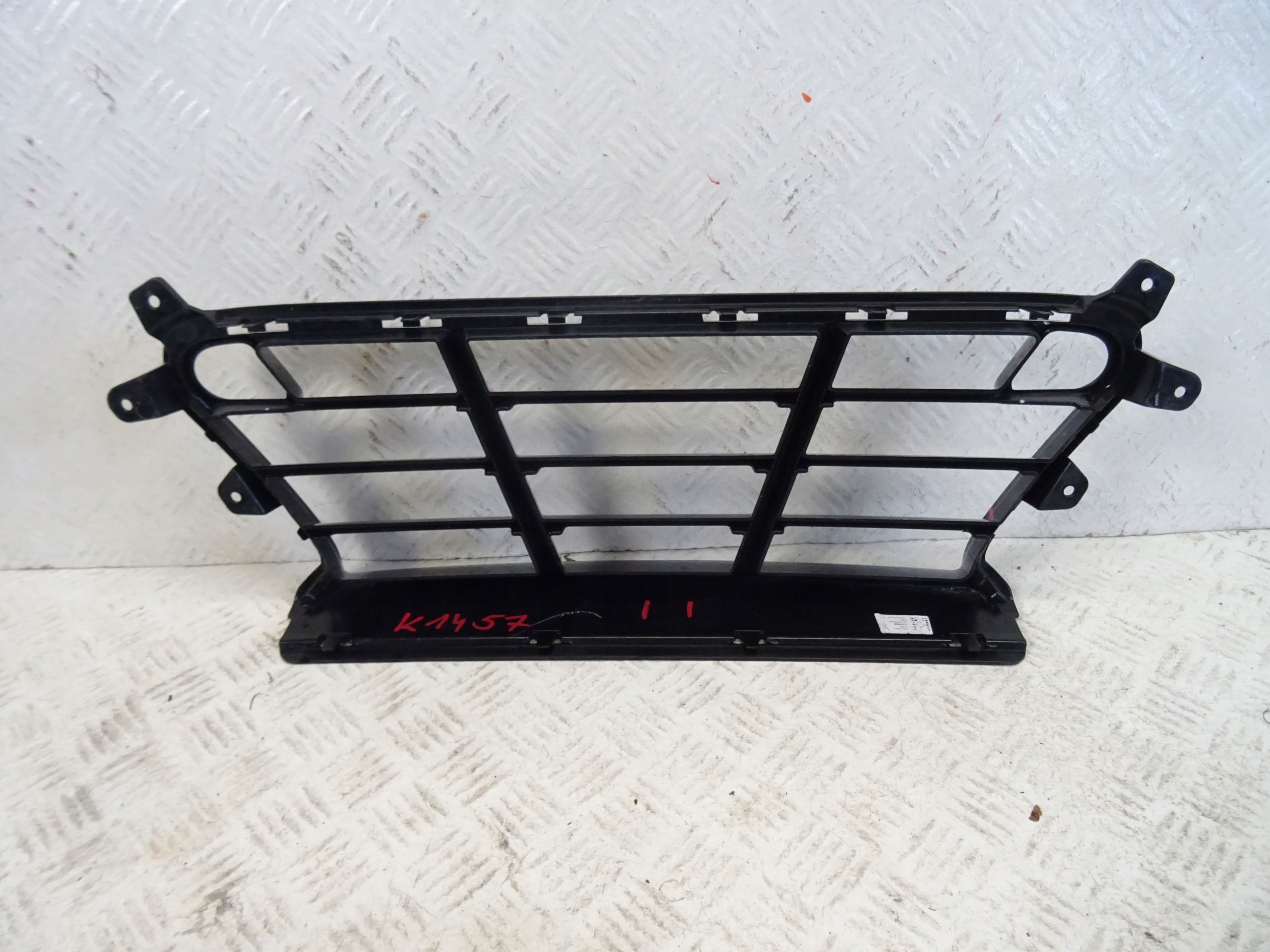 grid of a bumper front front central FORD MUSTANG 11H853453