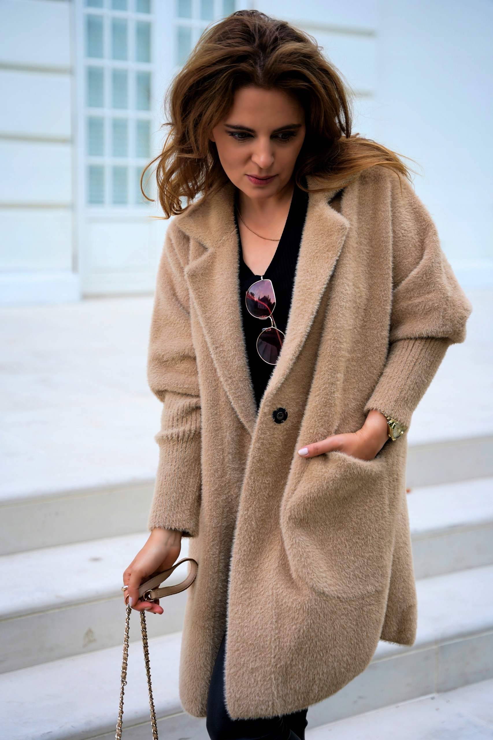 PRZEJŚCIOWY PŁASZCZ Z ALPAKI JEDNORZĘDOWY KOLOR CZARNY ROZMIAR OVERSIZE Wypełnienie nie dotyczy