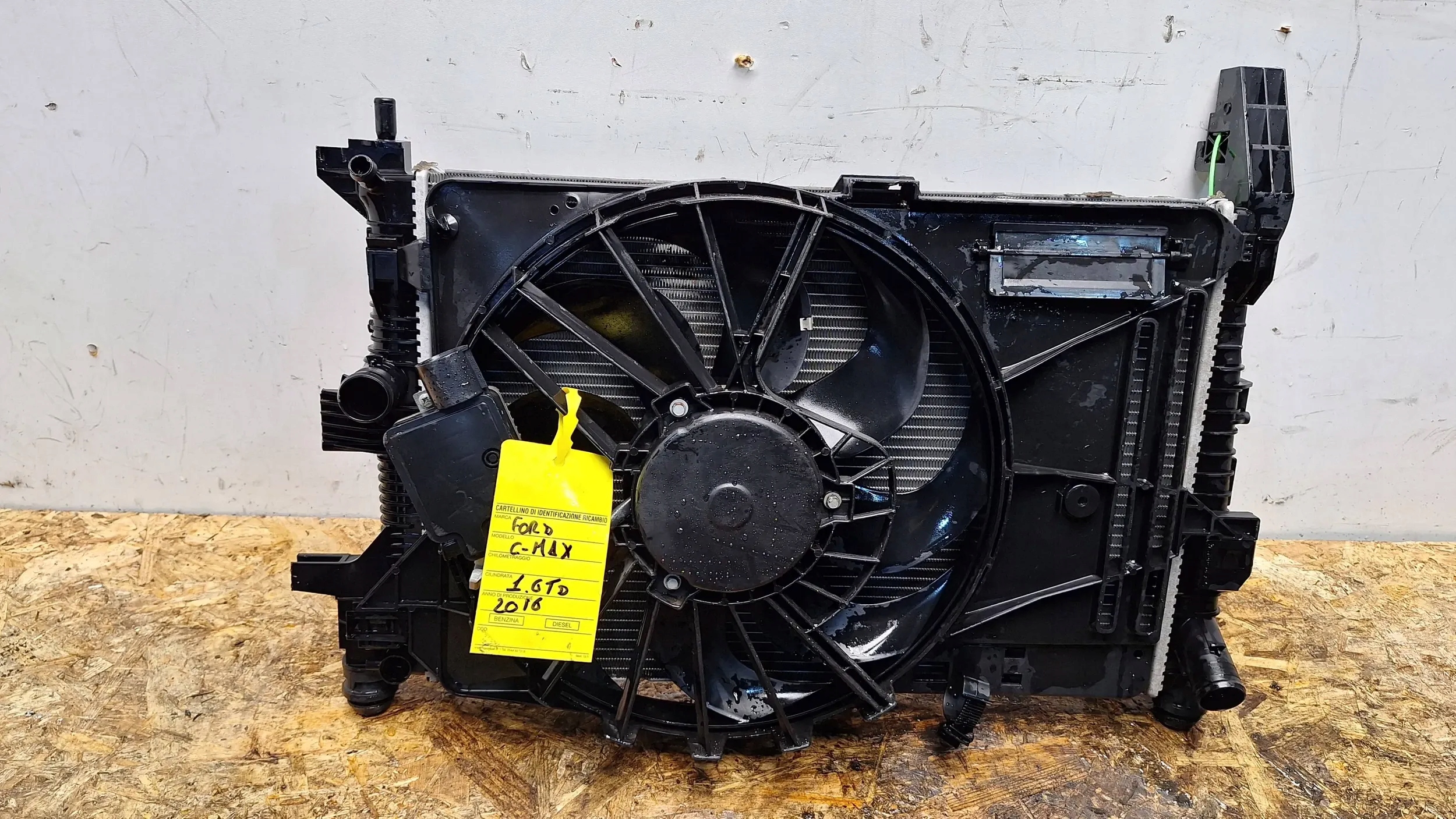 chladič vody ventilátor 8V61-8C607-ED FORD FOCUS MK3 C-MAX MK2 1.6 TDCI