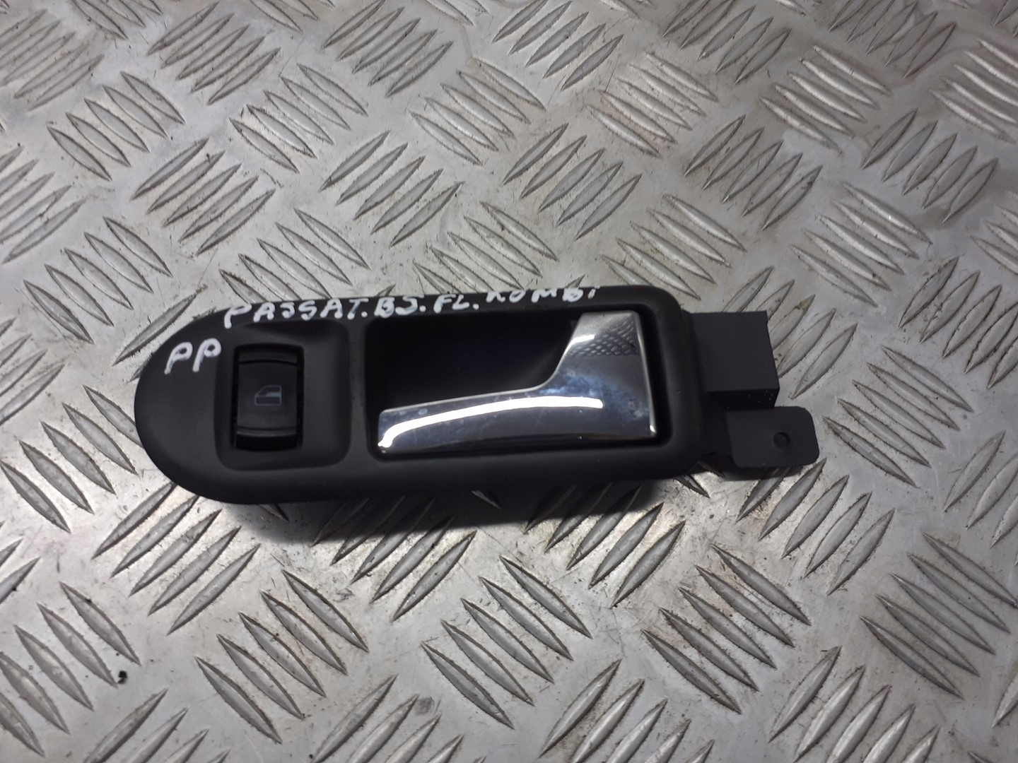 KLAMKA PRAWA PRZEDNIA WEWNĘTRZNA VW PASSAT B5