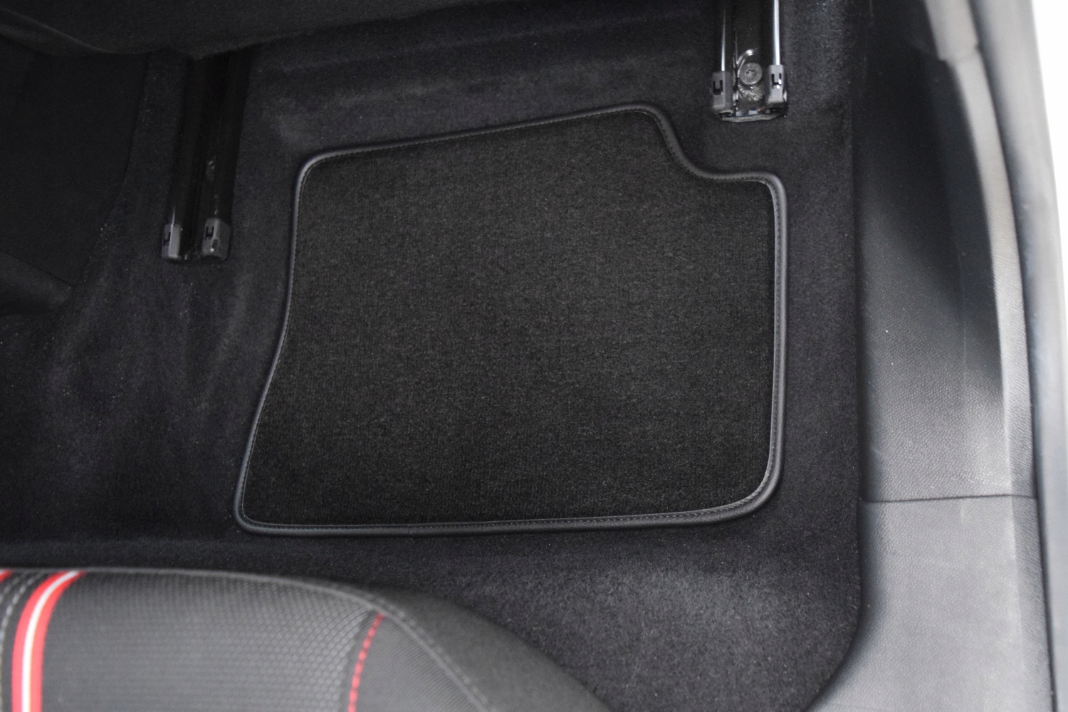 Czarne dywaniki welurowe Diamond, ALDOS - Opel e-Corsa od 2020r. Liczba elementów 4