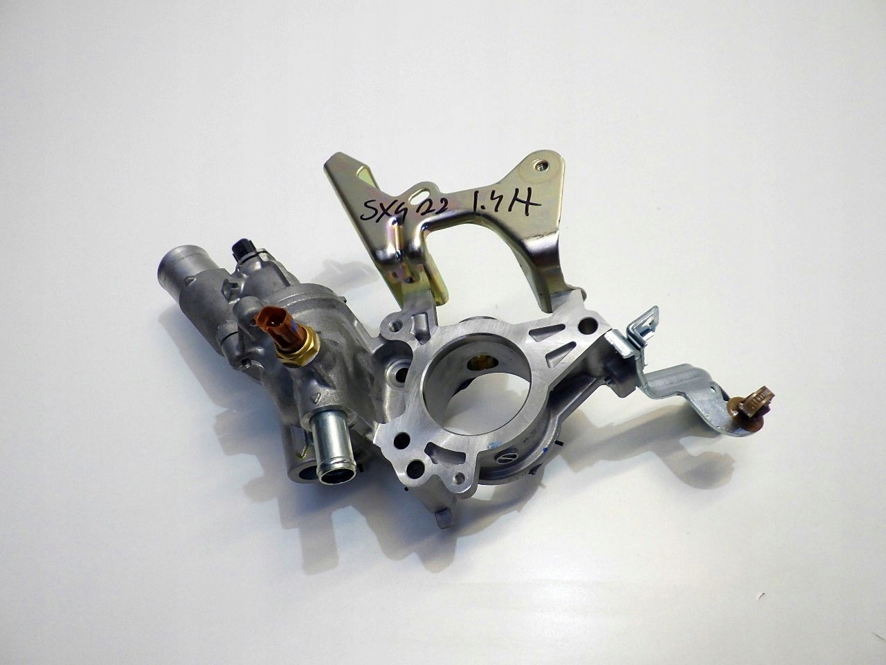 18N20464C - SX4 S CROSS 1.4 H НОВАЯ МОДЕЛЬ КОРПУС ТЕРМОСТАТА