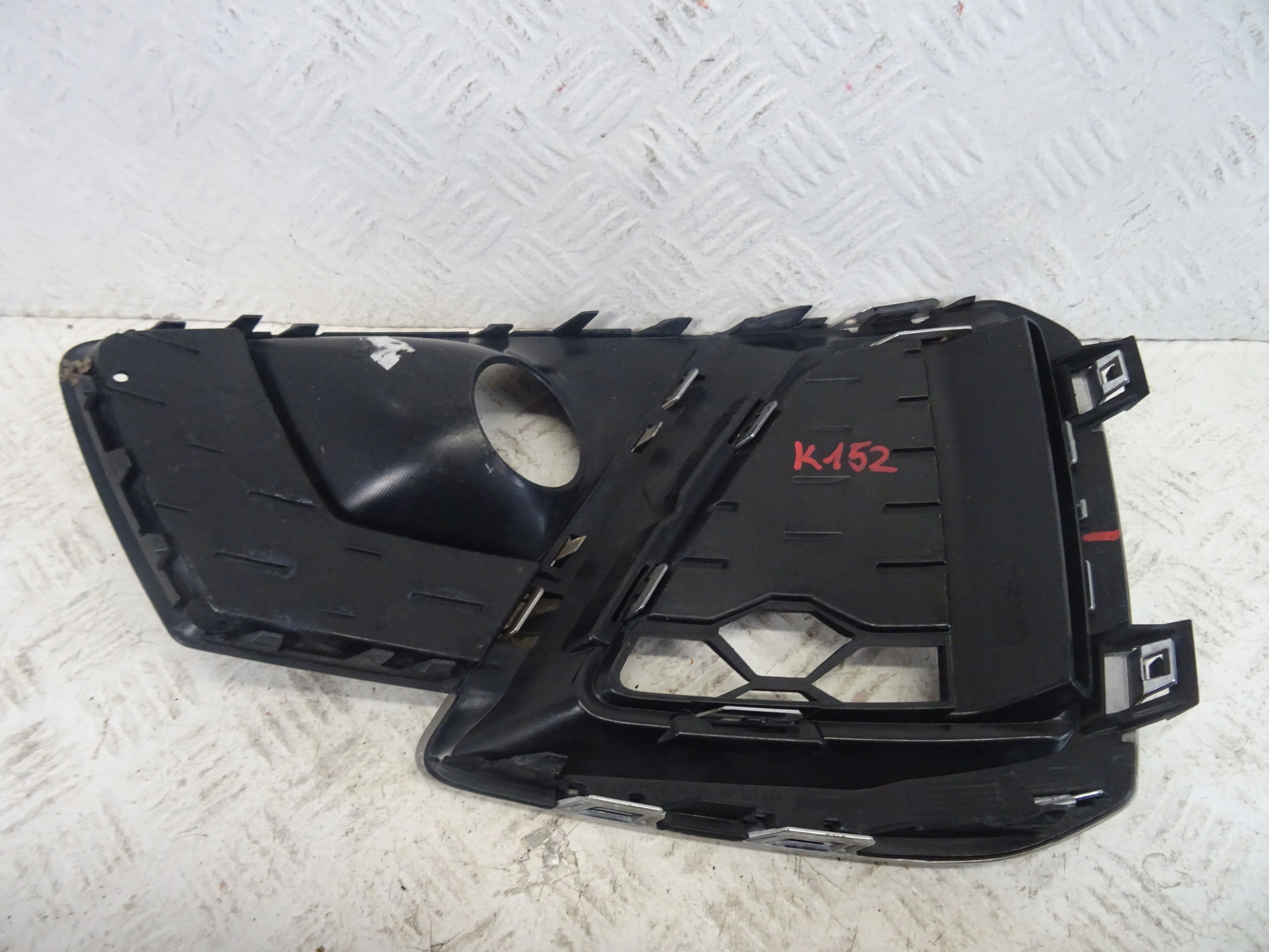 grid of a bumper front front left AUDI A4 B9 LIFT S-LINE