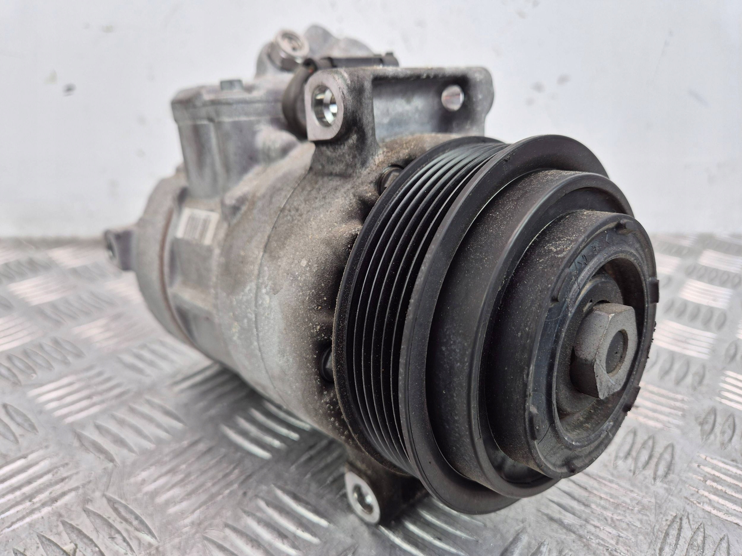 Mercedes E200 CGI W212 compressor; compressor of the air conditioning A0032304811