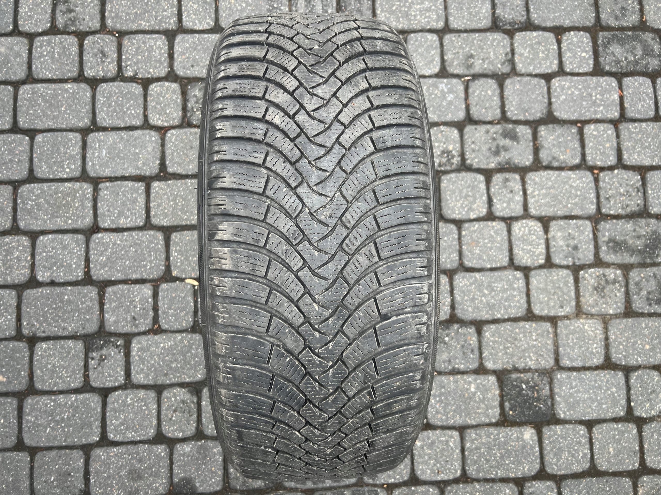 Opona Falken Eurowinter HS01 - 245/40/20