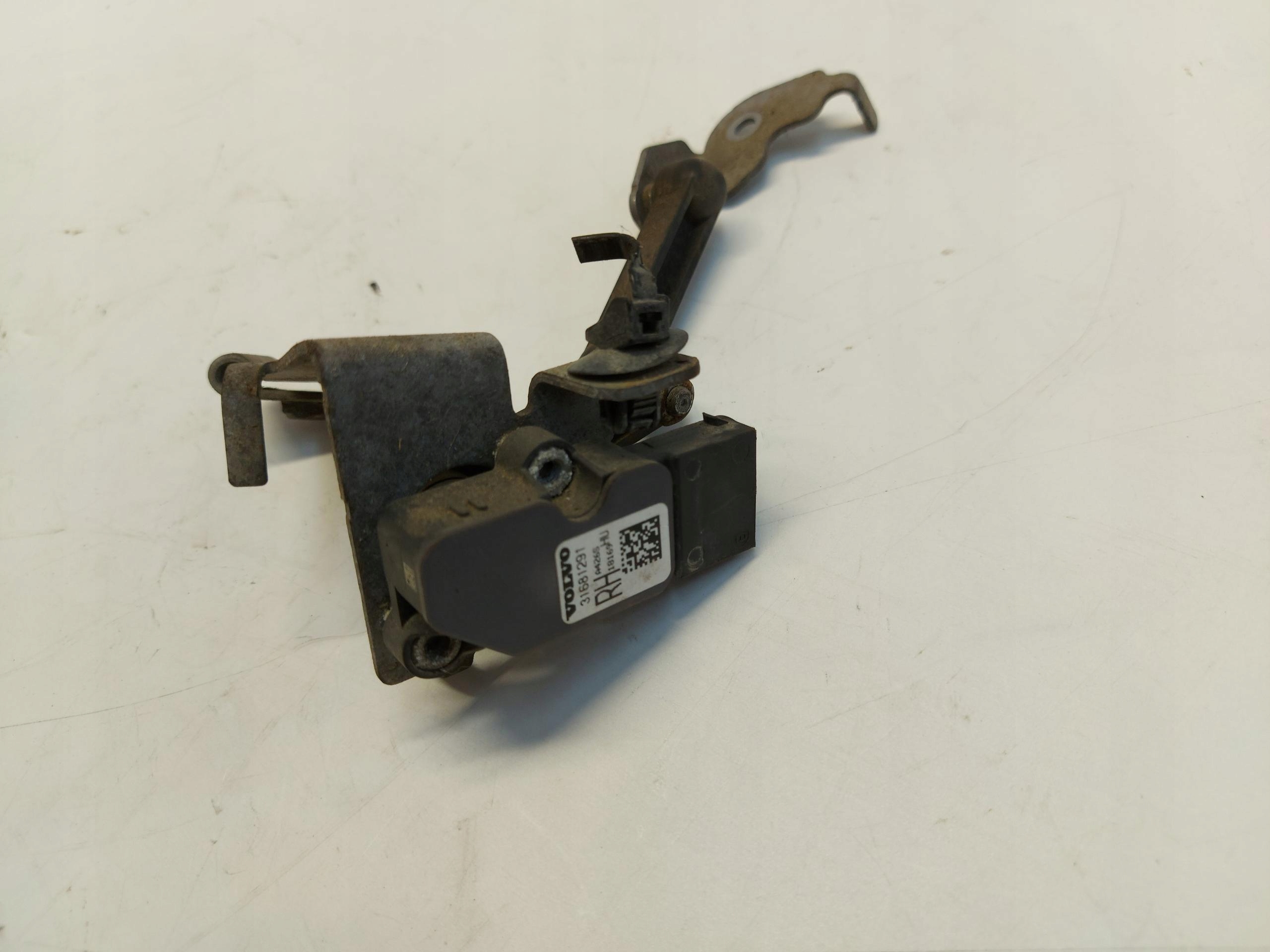 VOLVO V60 II Sensor POZIOMOWANIA Leuchten