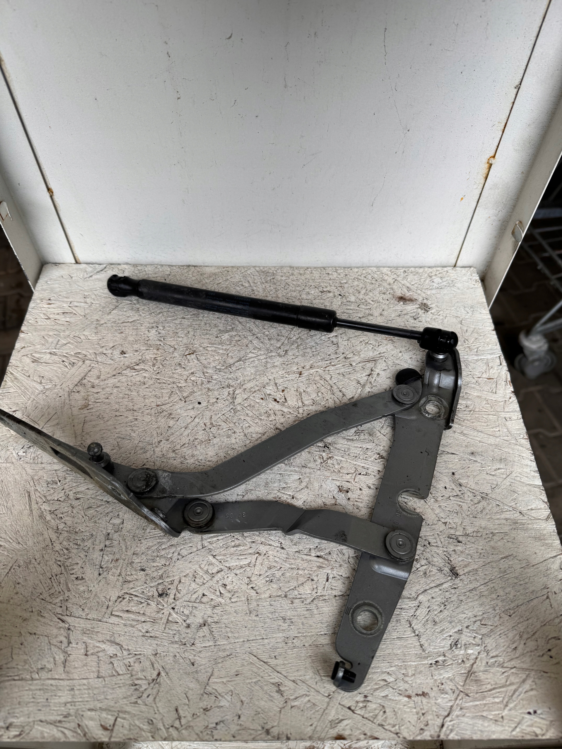 right hinge bonnet boot AUDI A4 (8E2, B6 B7) 8E5827302C KOD LAK LY7G