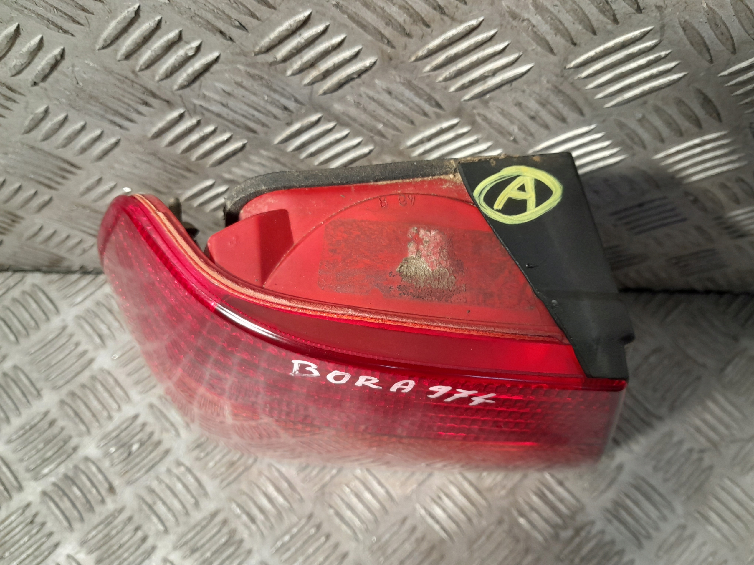 VW BORA LAMPA TYLNA LEWA W BŁOTNIK 1J5945111AC Wersja Europejska