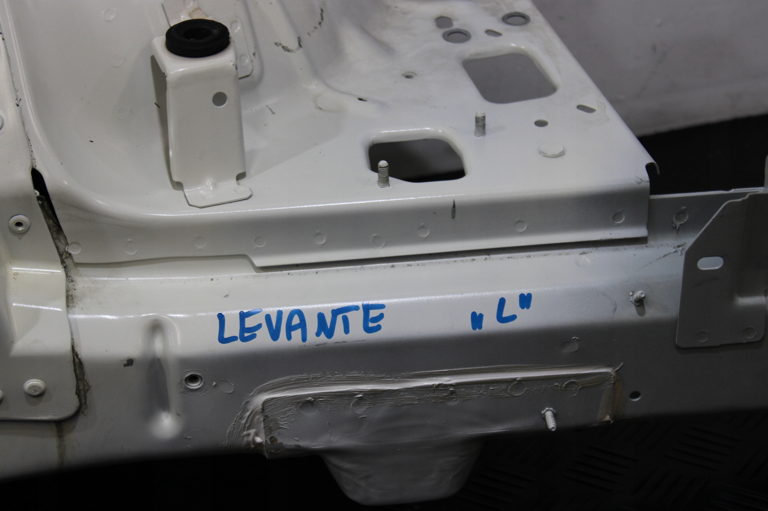 quarter left front quarter FARTUCH left front MASERATI LEVANTE M161