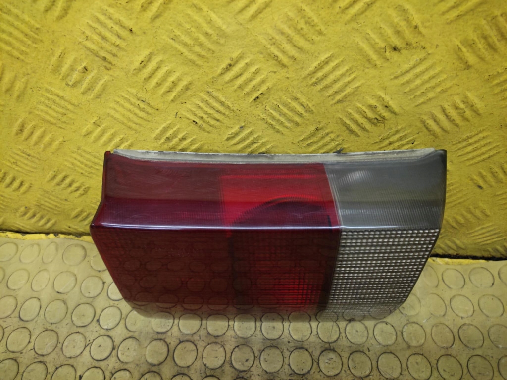 AUDI 80 B4 KOMBI feu gauche arrière du capot 8A9945093