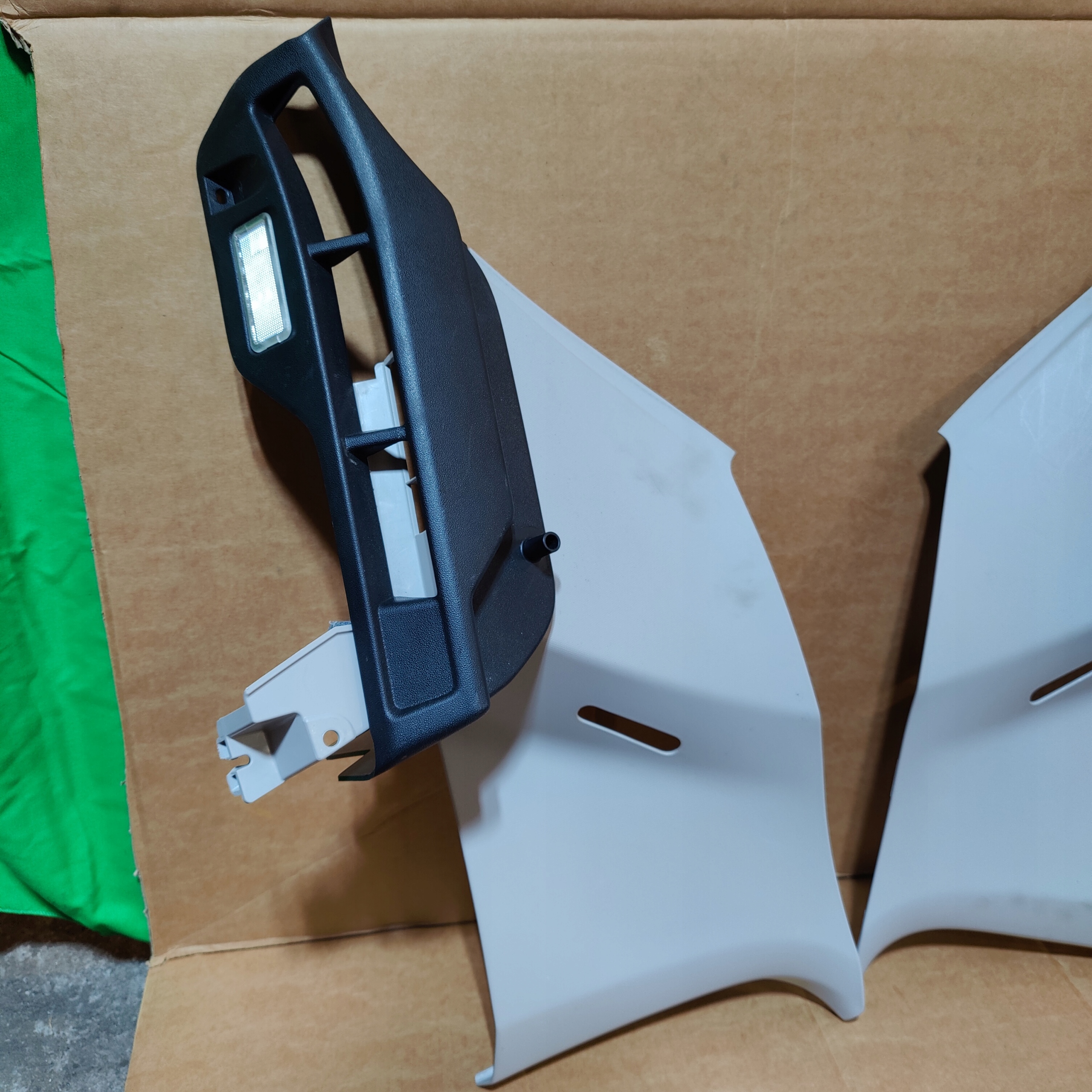 CITROEN C3 III PLASTIK SŁUPKA PODSTAWA PÓŁKI TYŁ Producent części Citroen OE