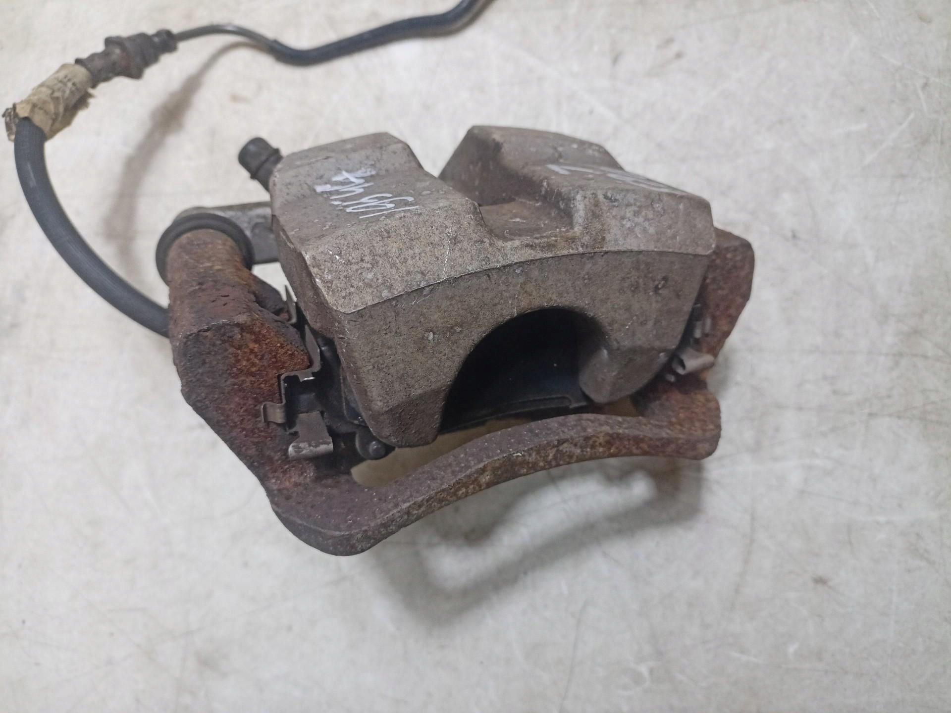 caliper brake rear part left side Toyota Sienna 3 2011 17621549