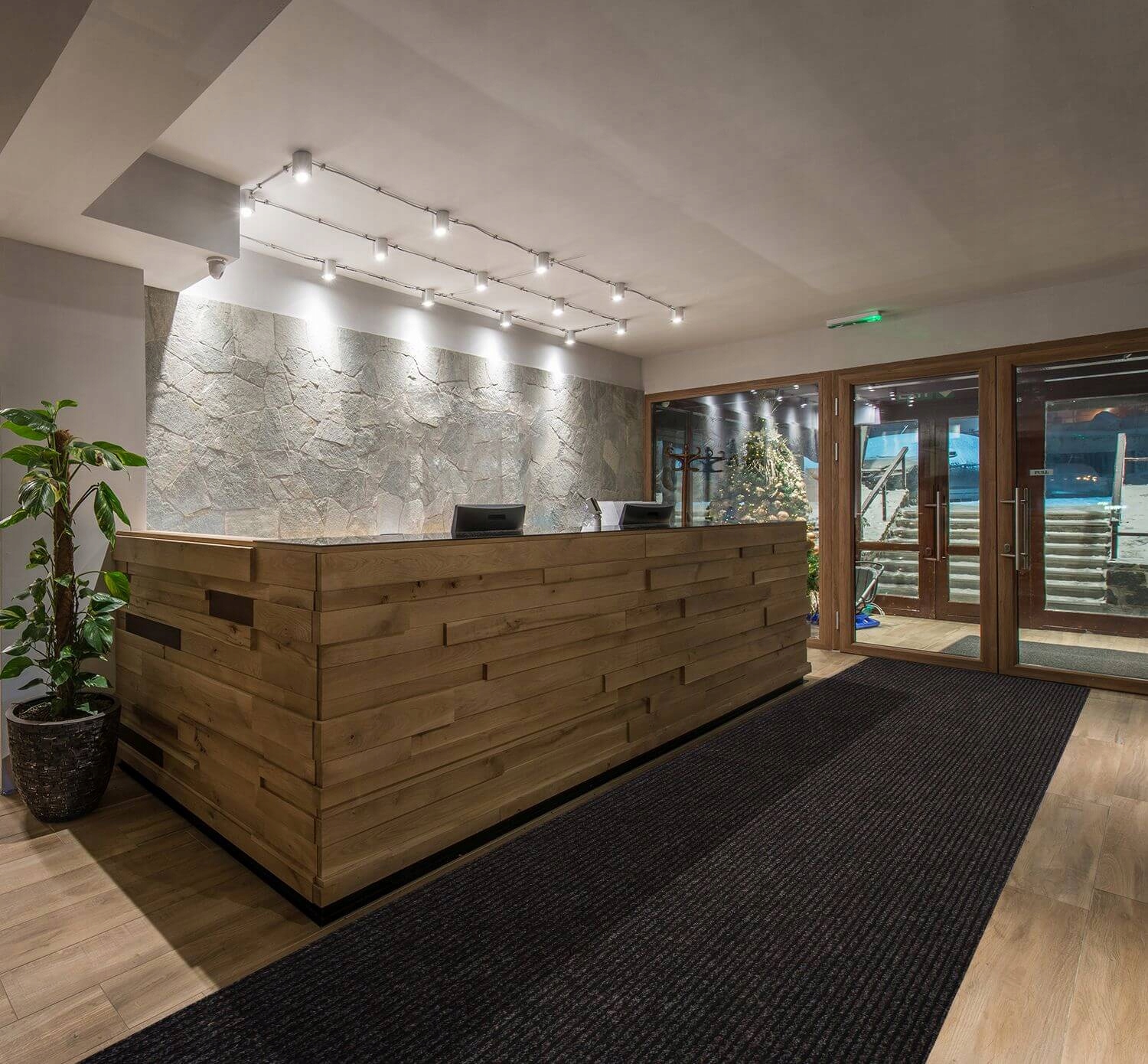 WYCIERACZKA NA METRY WYMIAR ZEWNĘTRZNA WEJŚCIOWA POD DRZWI WEWNĘTRZNA 133 Kod producenta WYCIERACZKA NA METRY DO BUTÓW WEJŚCIOWA