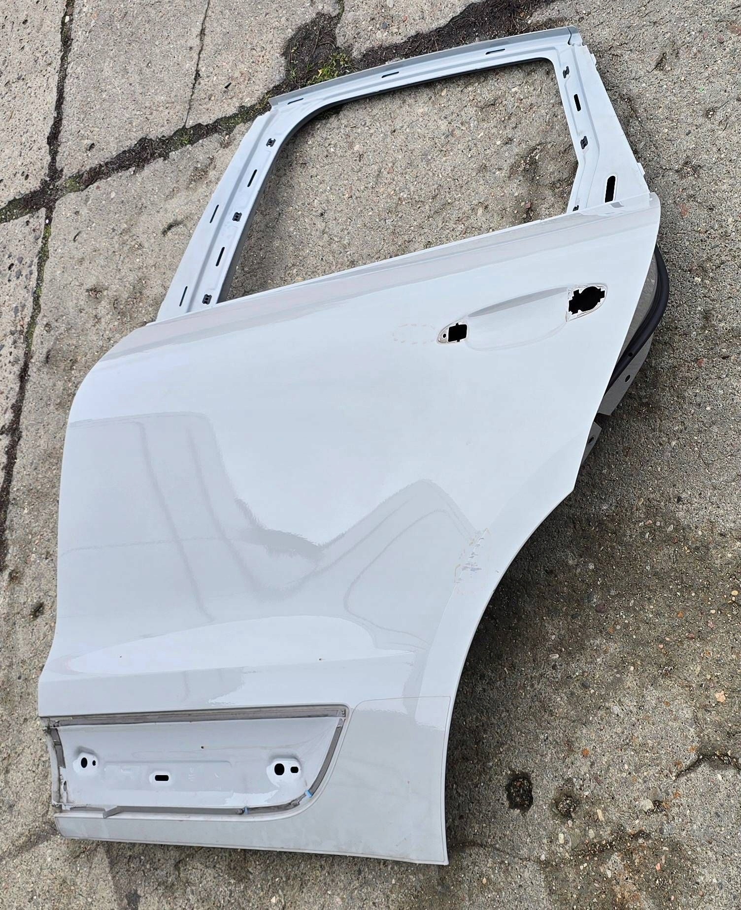 Porsche Macan (95B) rear part side left door rear.