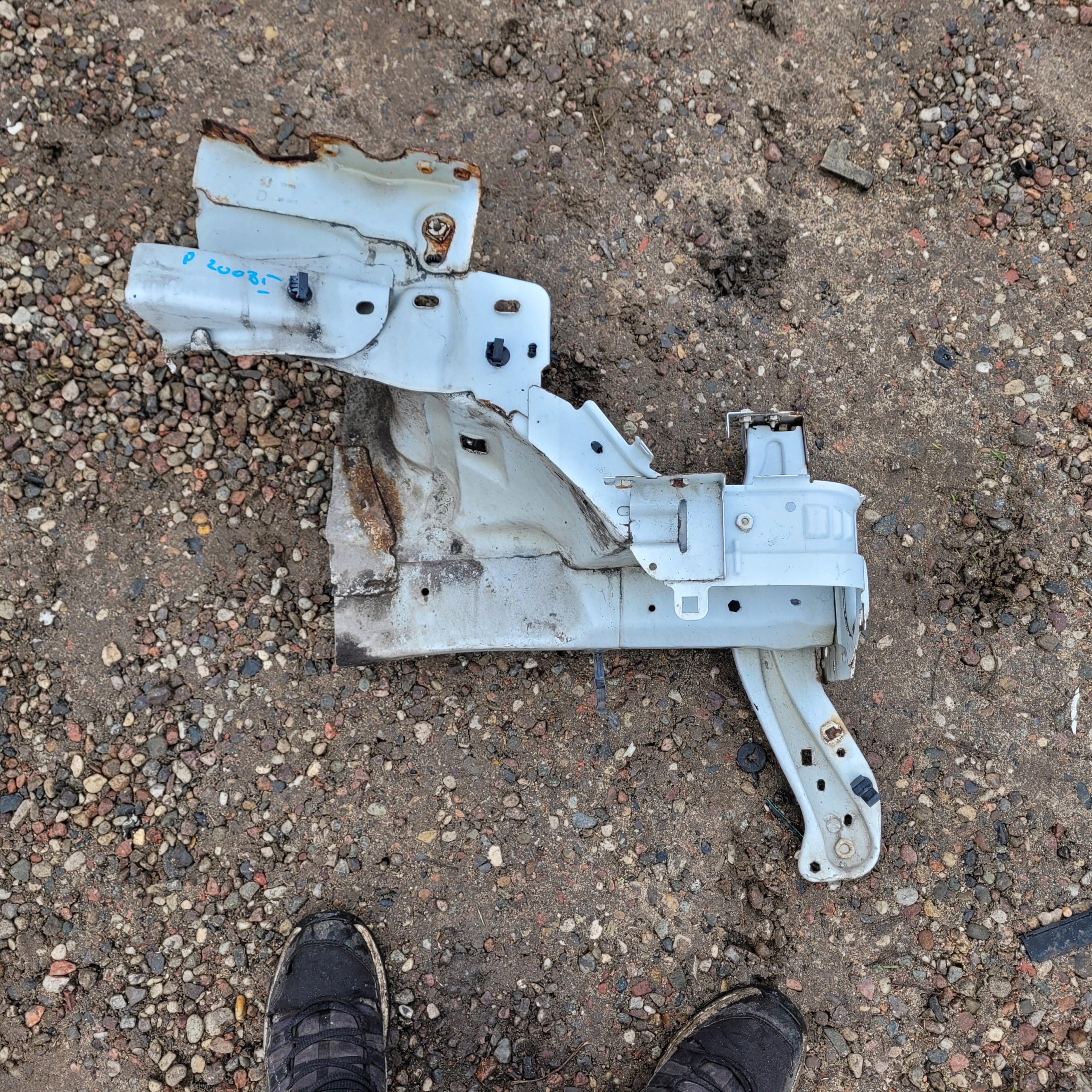 quarter front front right PEUGEOT 2008 and