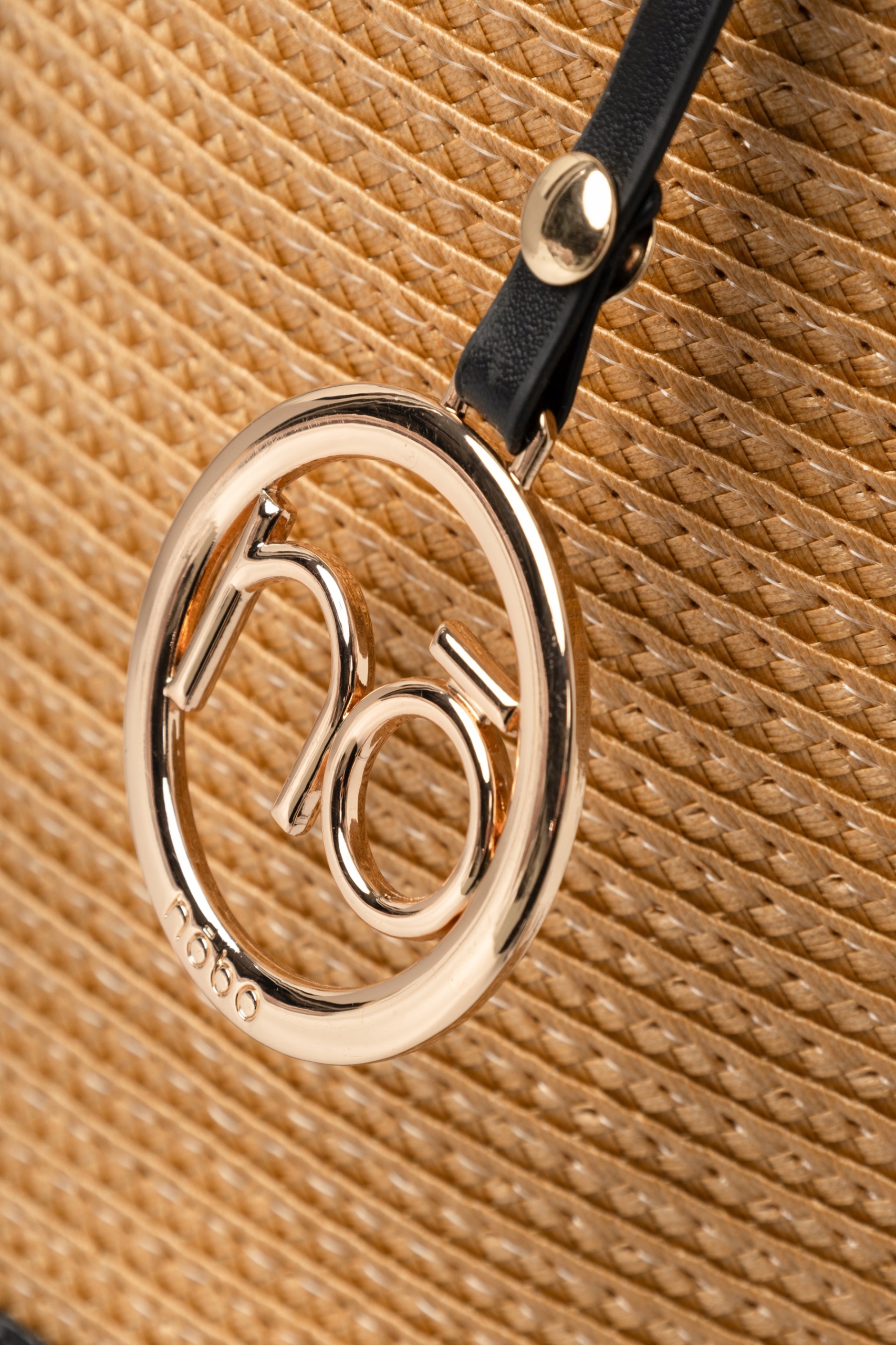 Pleciona torebka NOBO ze ściągaczem beżowa Kolor beżowy