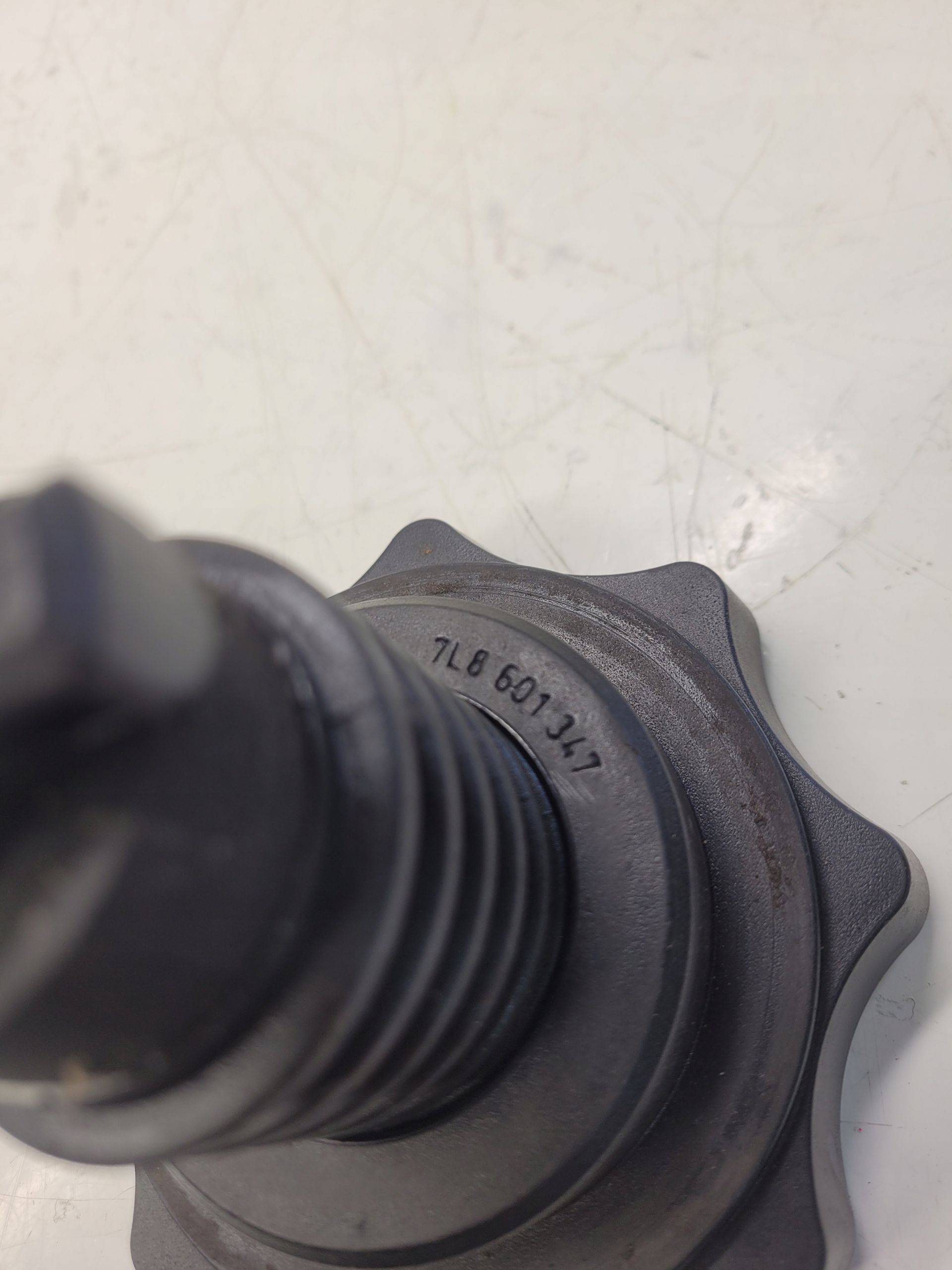 VIS ROUES DE LA ROUE DE SECOURS AUDI Q7 4L 7L8601347