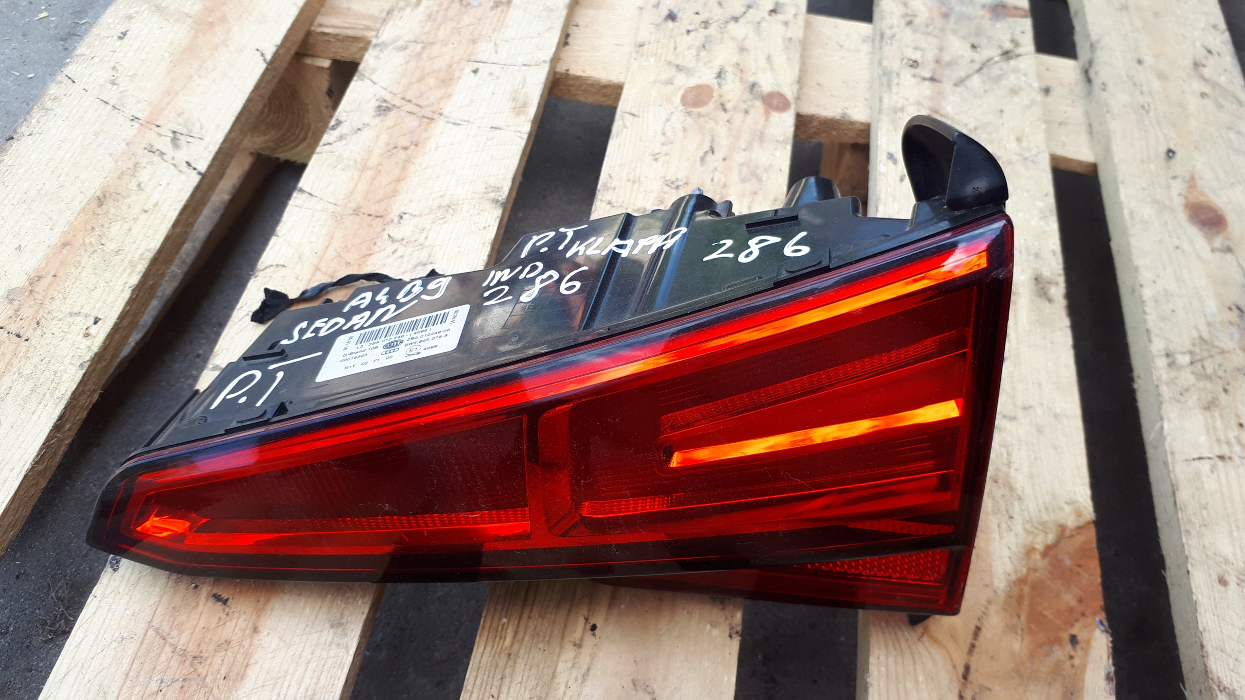 A4 B9 8W light right right rear part sedan 8W5945076A