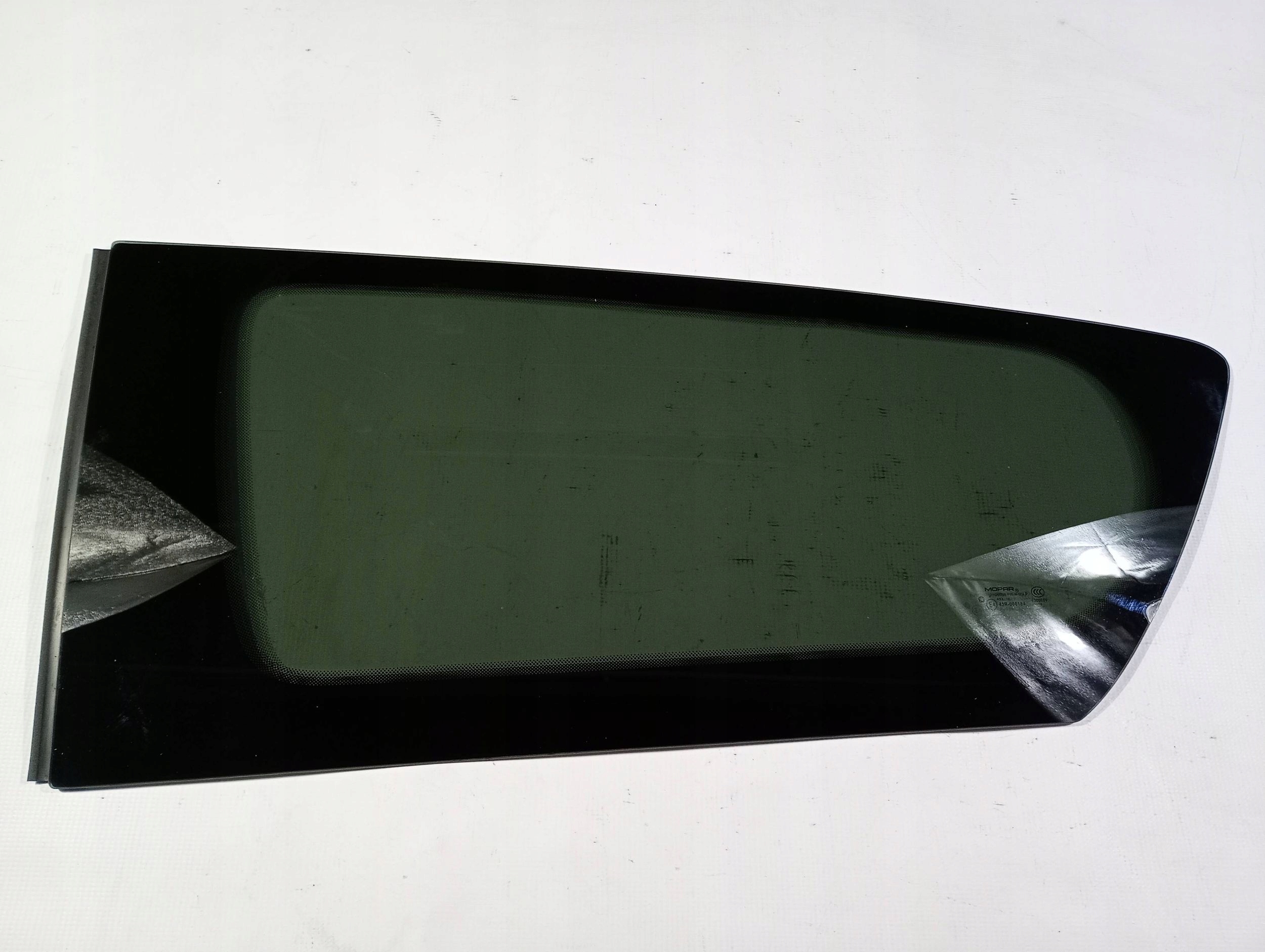 window bodywork side left rear part Chrysler Pacifica 2017