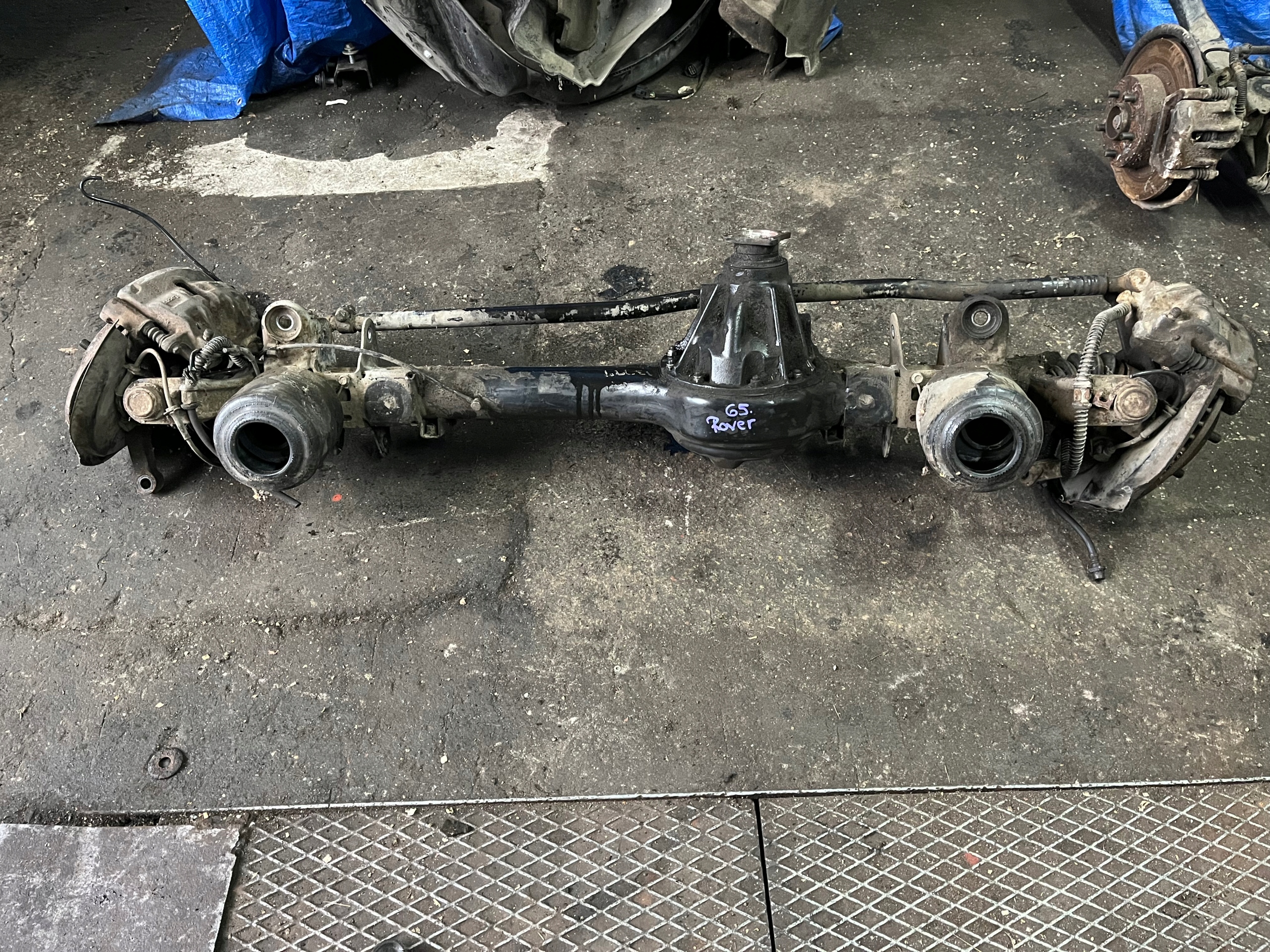 65 RANGE ROVER P38 2.5TD MOST ZAWIESZENIE TYŁ