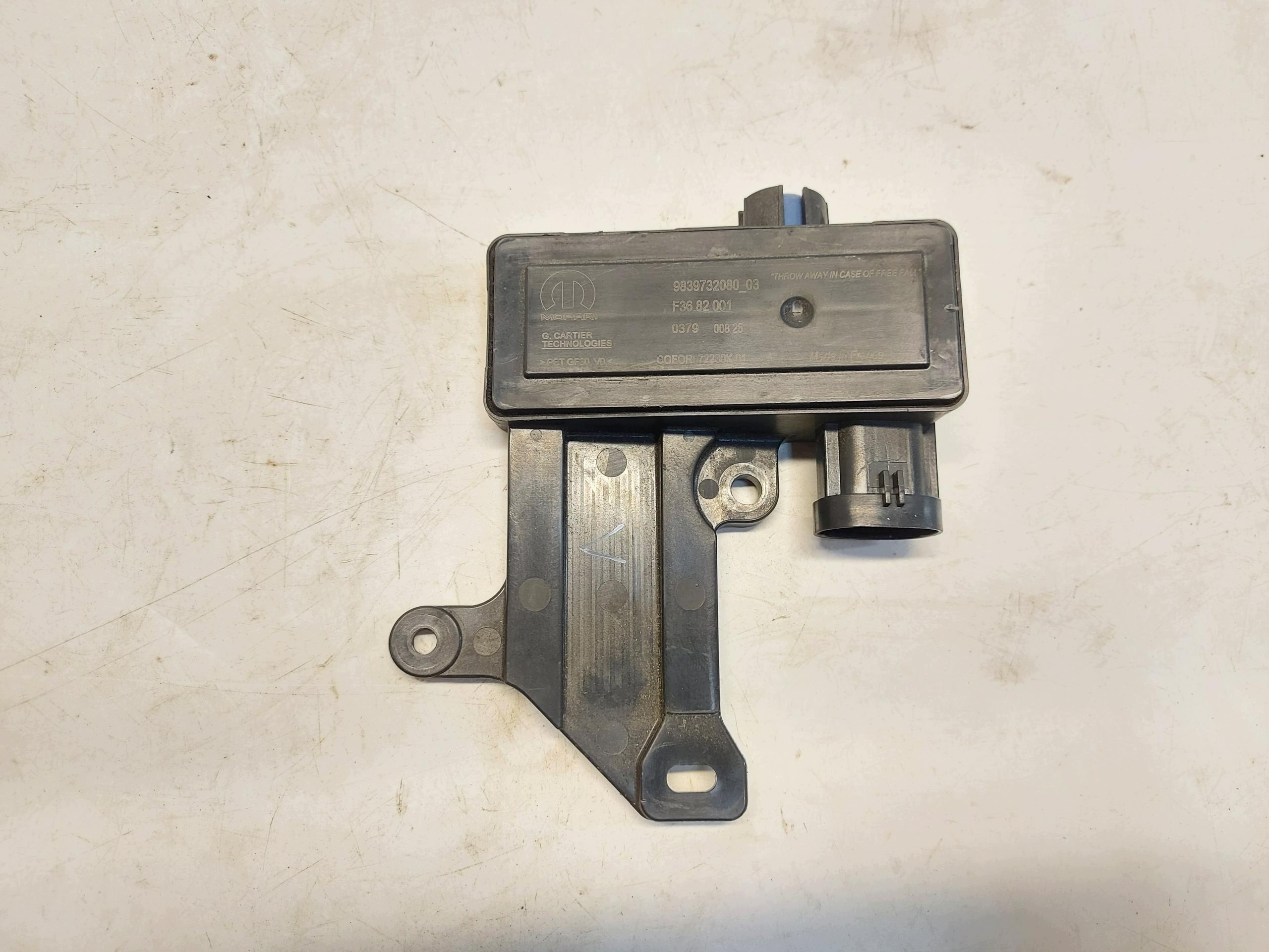 Peugeot 5008 III E5008 control unit voltage module 9839732080
