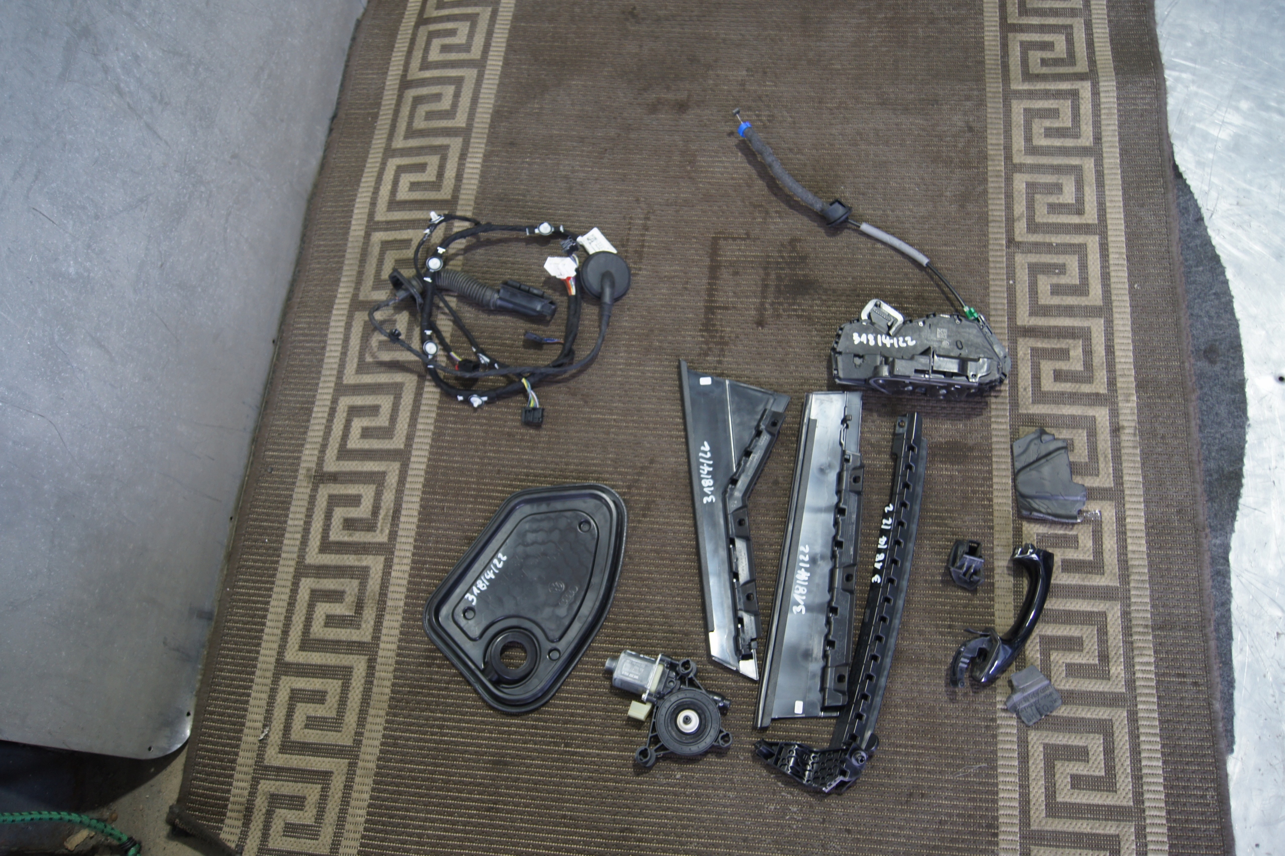 НАКЛАДКА ДВЕРІ INSTA. ЕЛЕКТРОДВИГУН ЗАМОК РУЧКА AUDI Q3