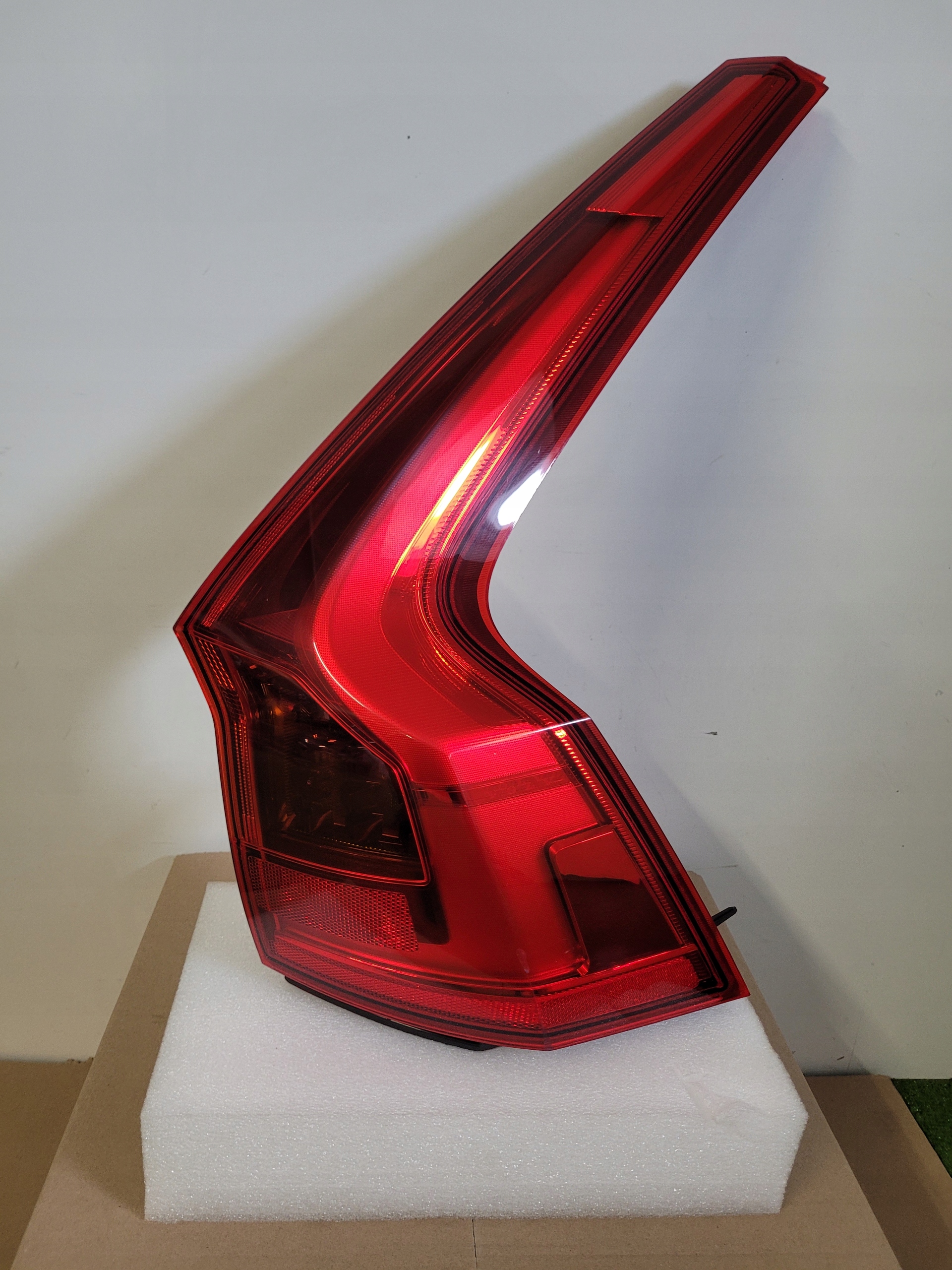 VOLVO V90 LAMPA LED TYŁ PRAWY TYLNA PRAWA 32228009 ORYGINAŁ