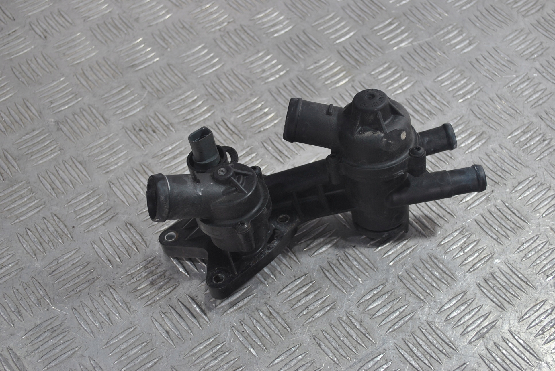 OBUDOWA TERMOSTATU 1.4FSI BKG VW GOLF V