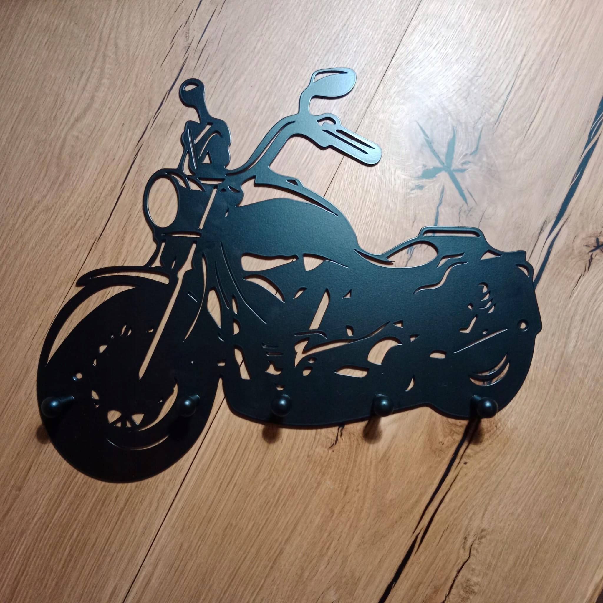 WIESZAK ŚCIENNY MOTOR CZOPER PREZENT DLA MOTOCYKLISTY NA UBRANIA , KLUCZE