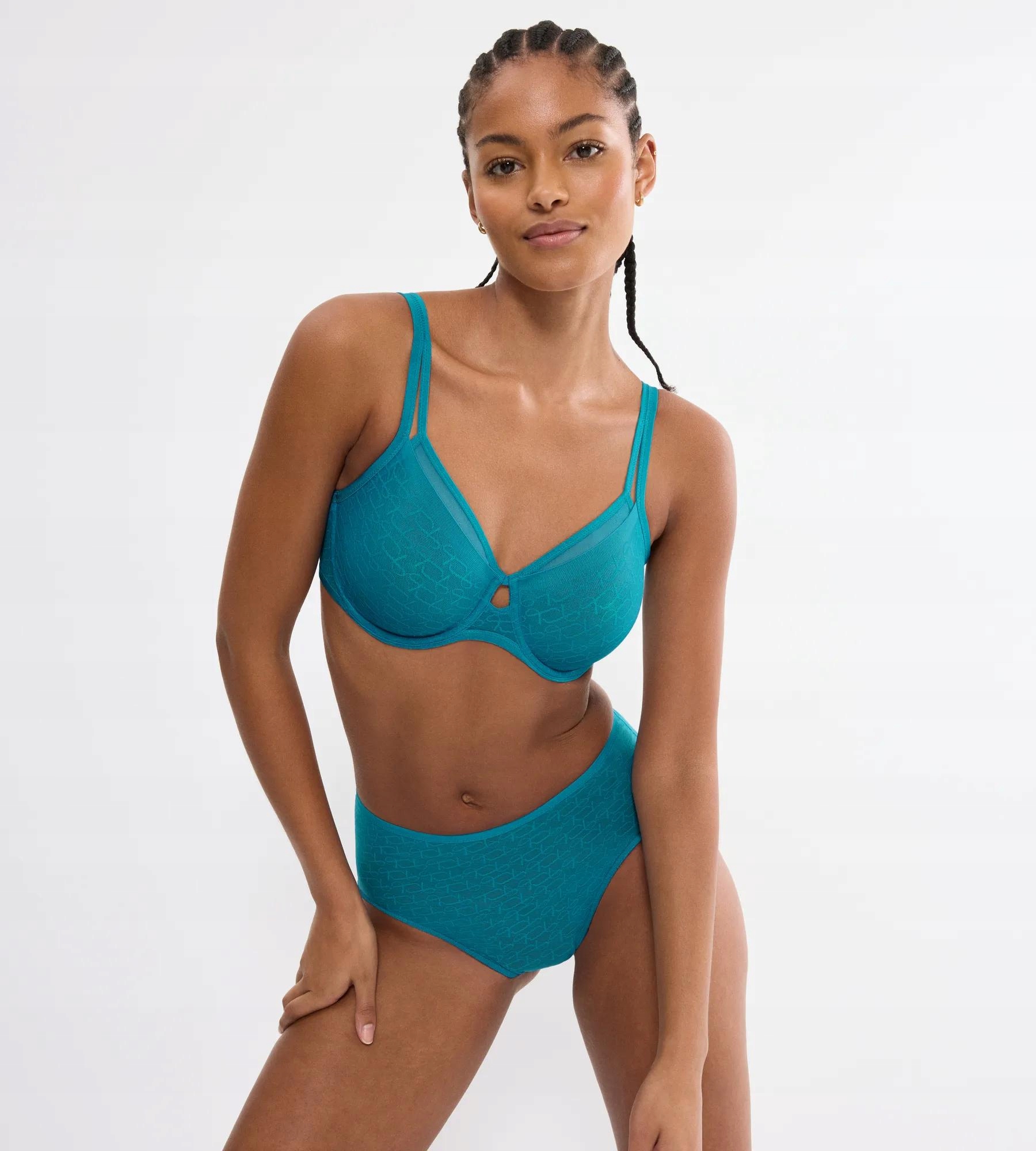 Triumph Signature Sheer W01 Ex 90E