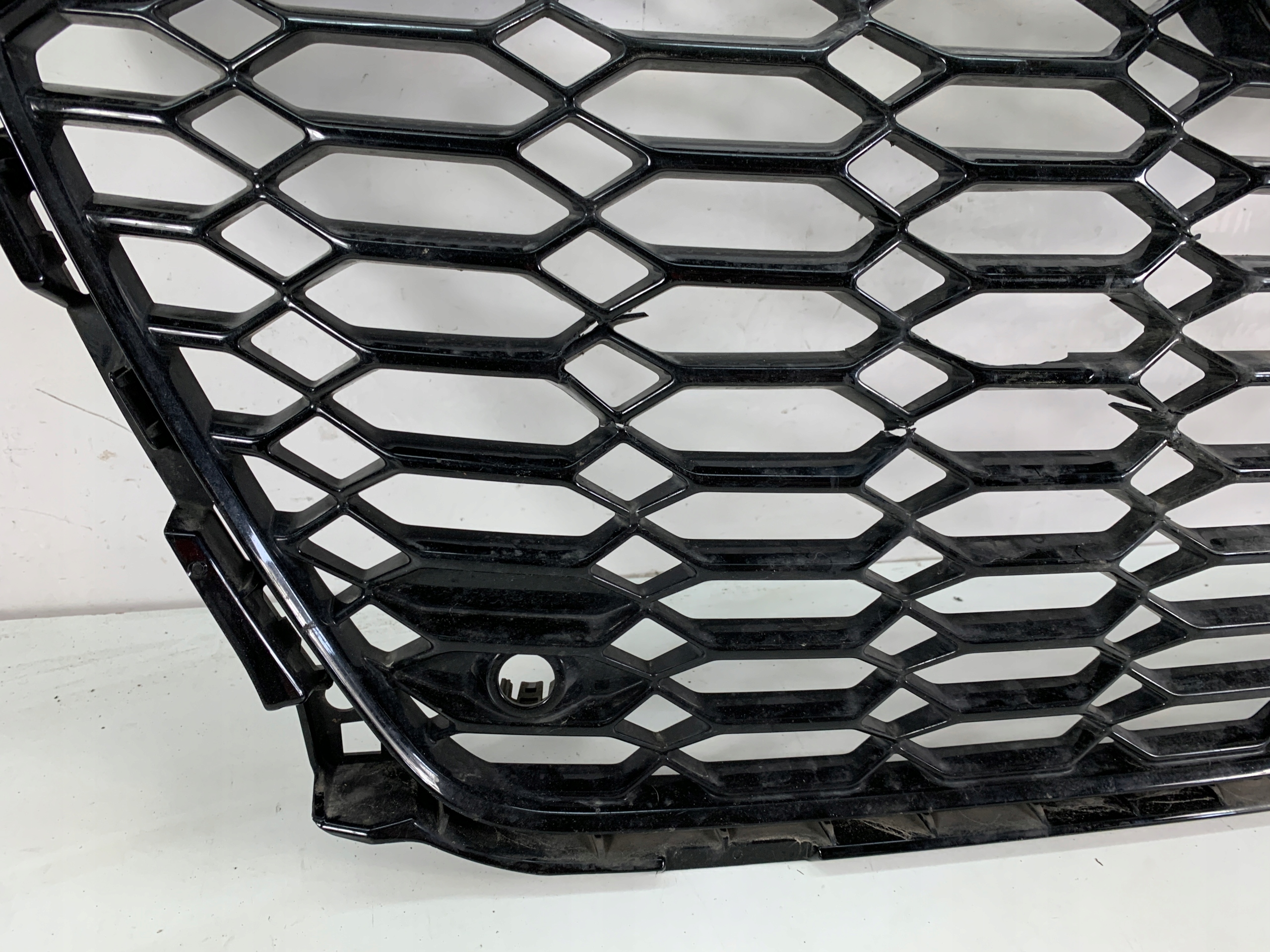 AUDI RS4 B9 LIFT MASKA ISPOD KAMERE 8W0853651BF