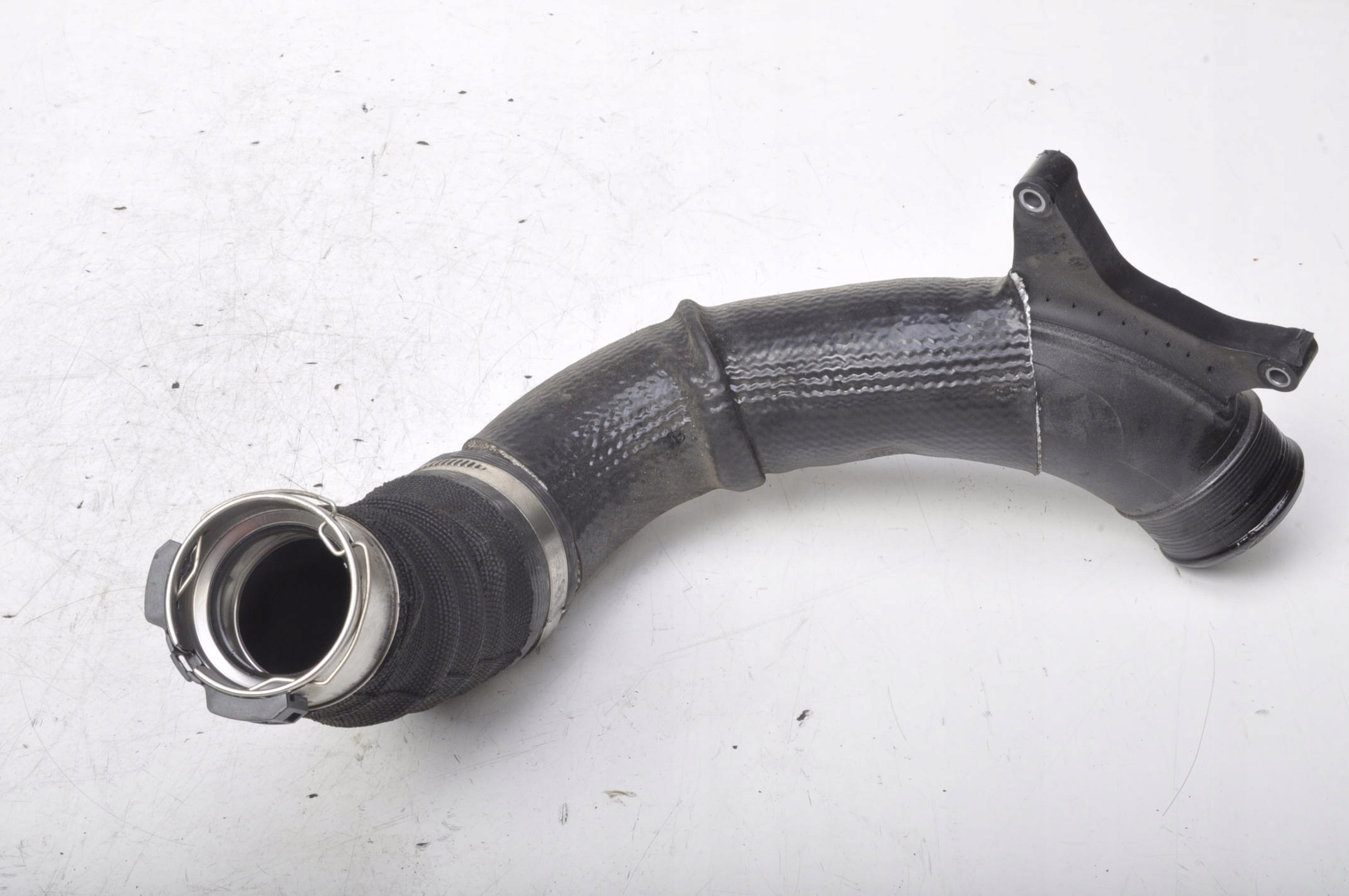 BMW F40 M135i 2.0 труба интеркулера 8675264 21R