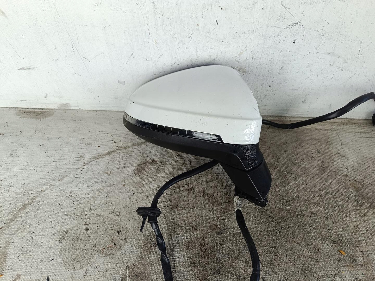 AUDI A4 B9 LUSTERKO PRAWE Producent części OEM