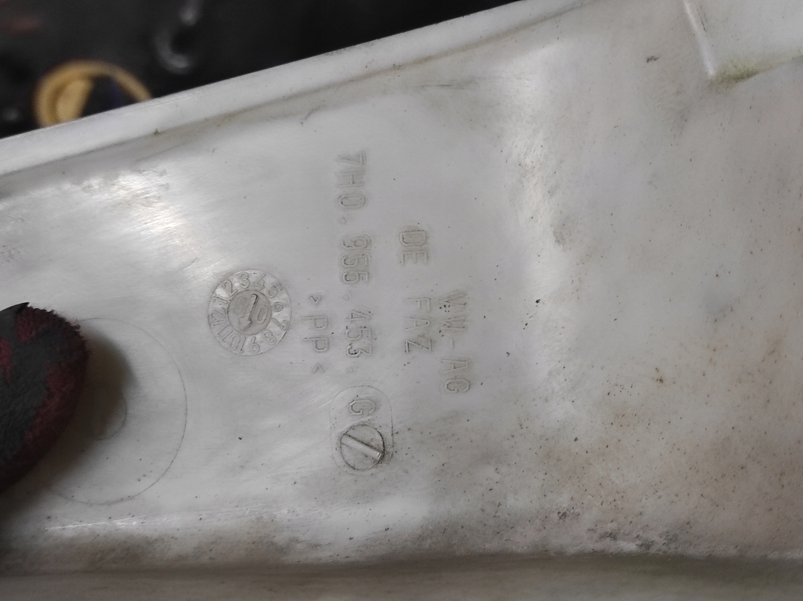 Volkswagen OE 7H0 955 453 washer fluid tank