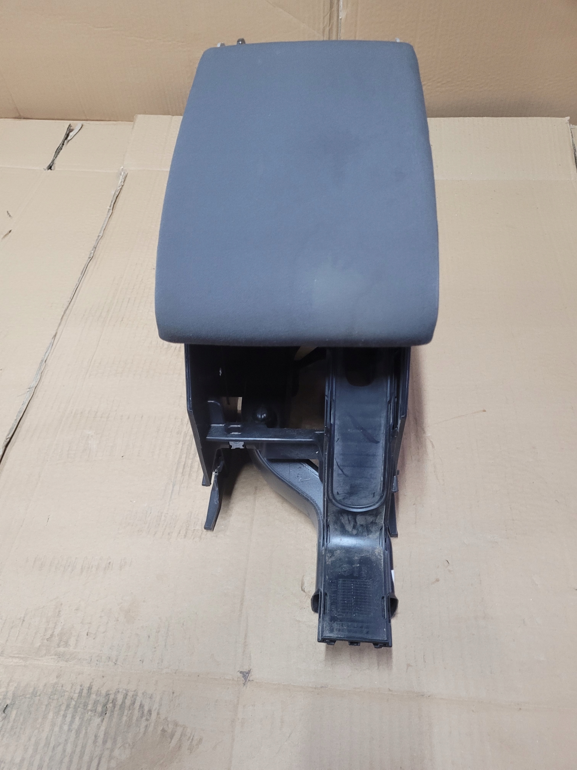 SCHOWEK PODŁOKIETNIK VW GOLF V 5 PLUS 5M0864207C