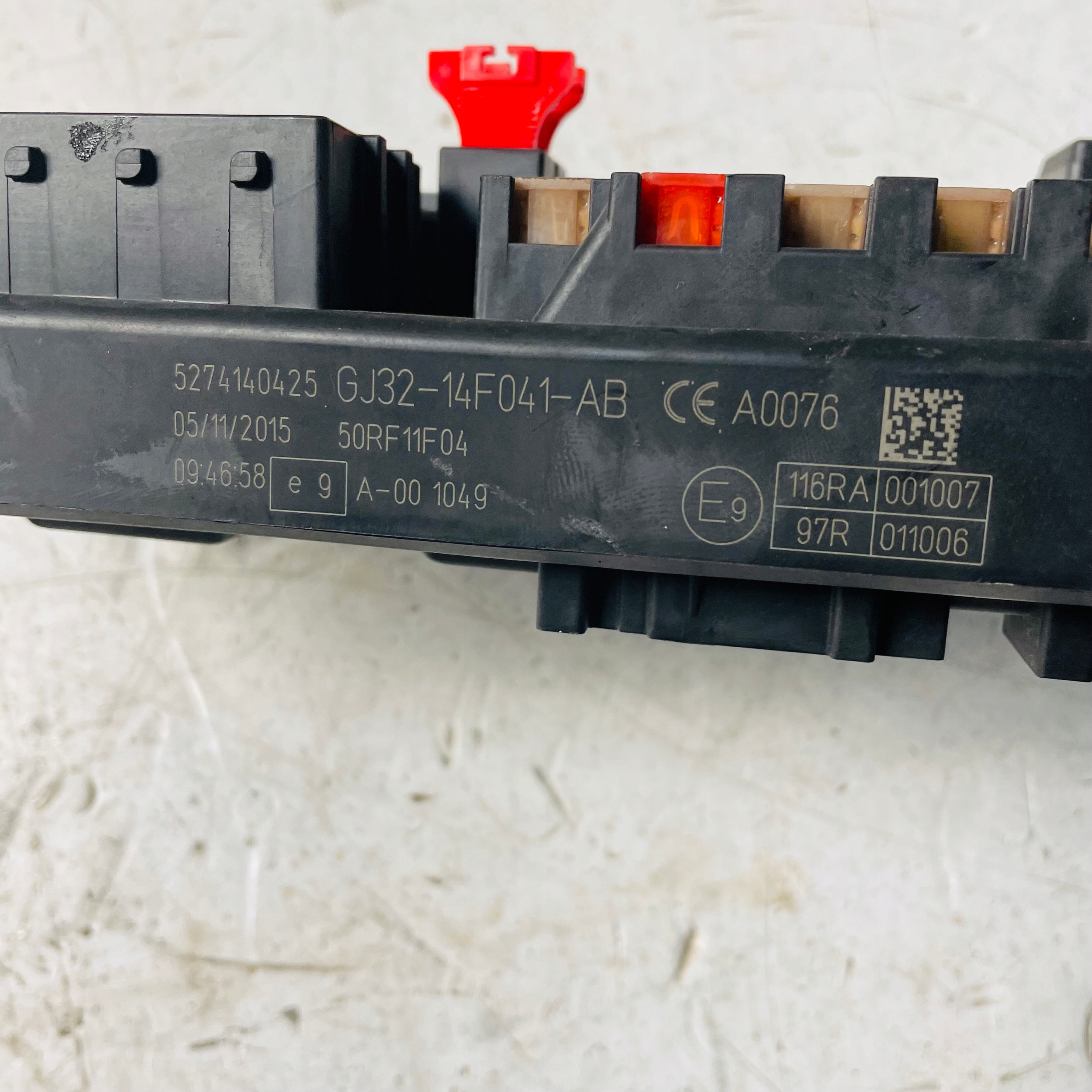 SKRZYNKA BEZPIECZNIKÓW RANGE ROVER EVOQUE 2.0D AUTOMAT GJ32-14F041-AB Producent części Land Rover OE