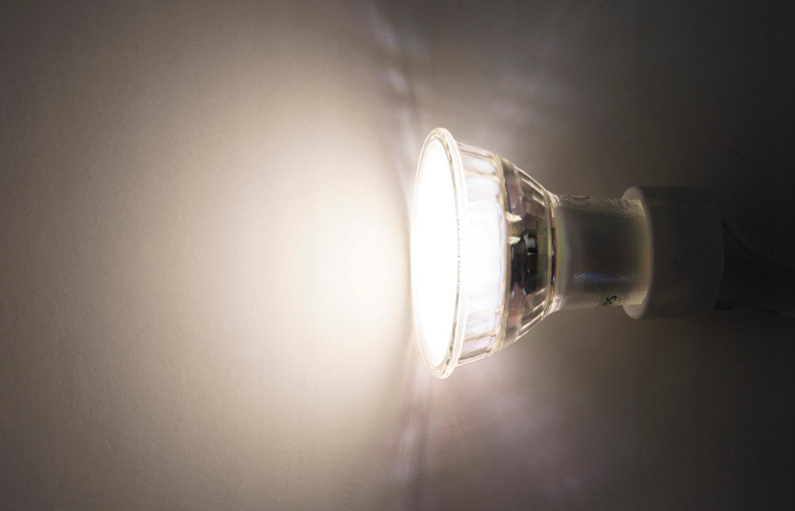 ŻARÓWKA LED GU10 4,9W 4000K neutralna biała 120° 550lm PHILIPS Moc 4.9 W