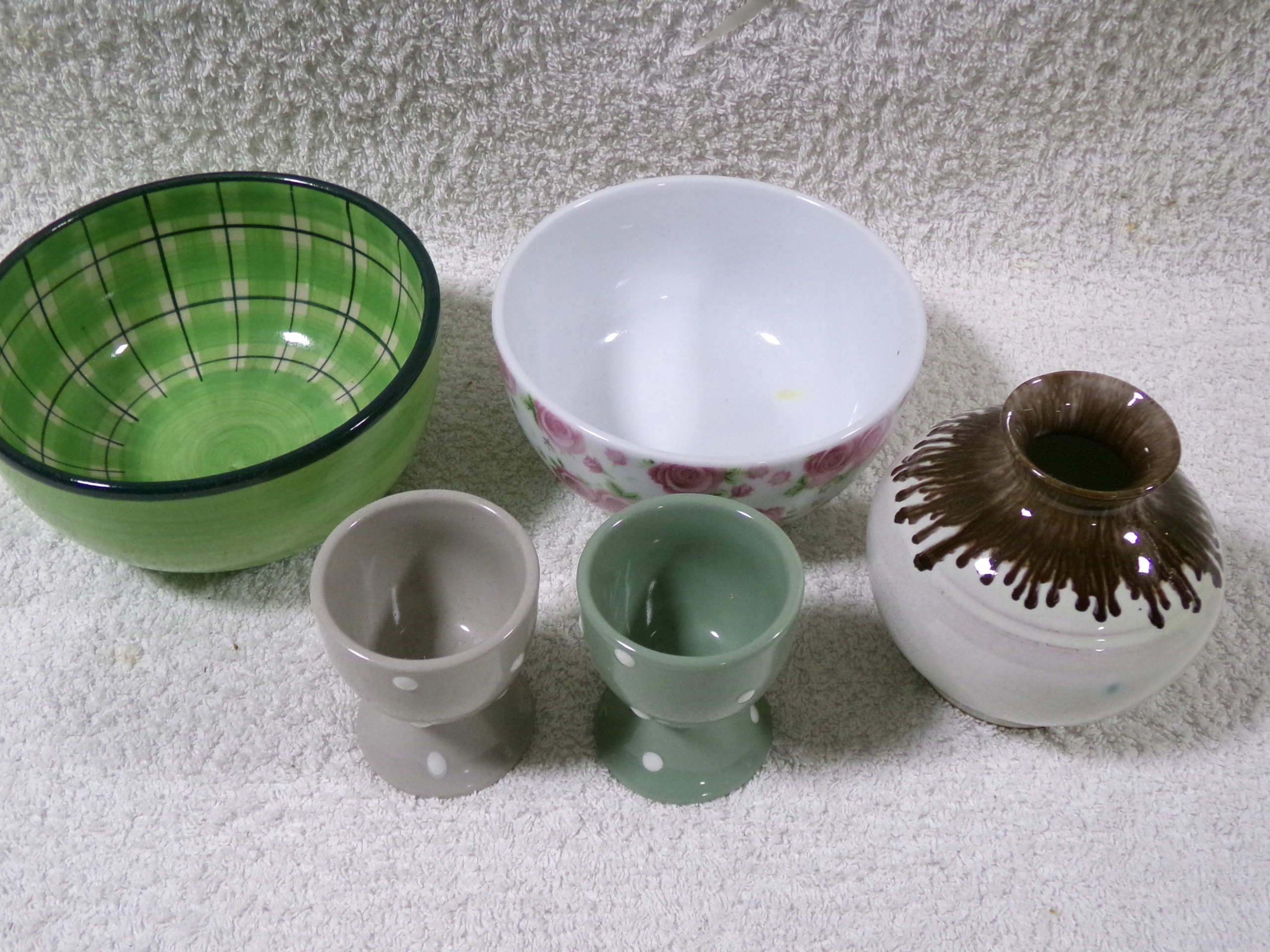 ZESTAW RÓŻNYCH RZECZY Z PORCELANY I CERAMIKI