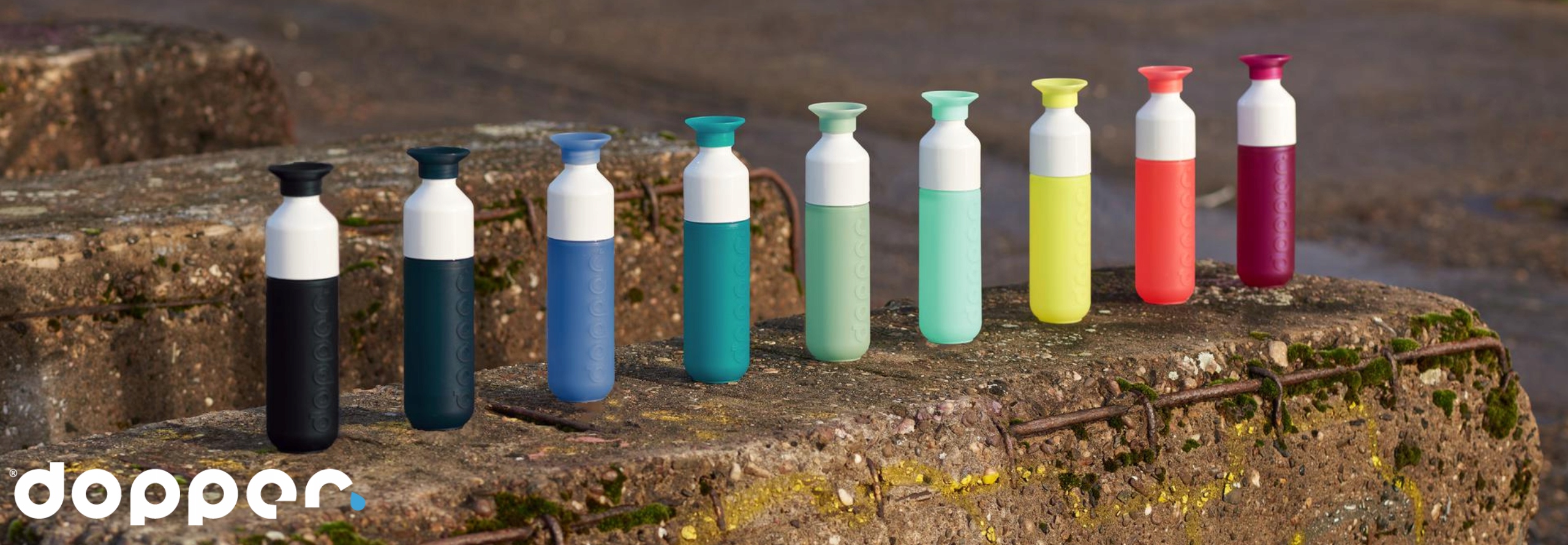 Butelka na wodę Dopper Polar Blue 450 ml z kubkiem Kolor odcienie niebieskiego