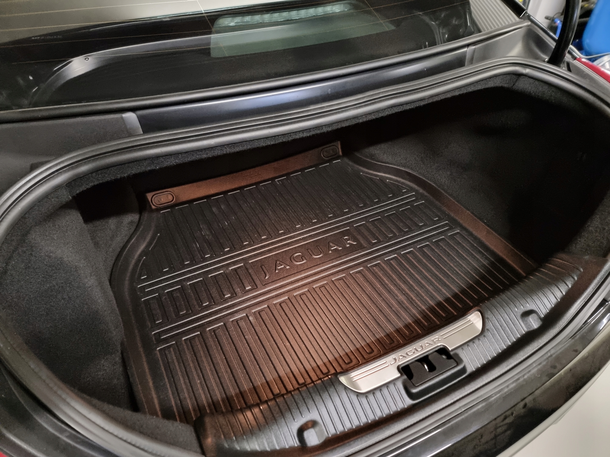 mata bagażnika Jaguar XJ x351 2009 - 2019 oryginalna z logo AW9M-130D00-AA Producent Jaguar OE