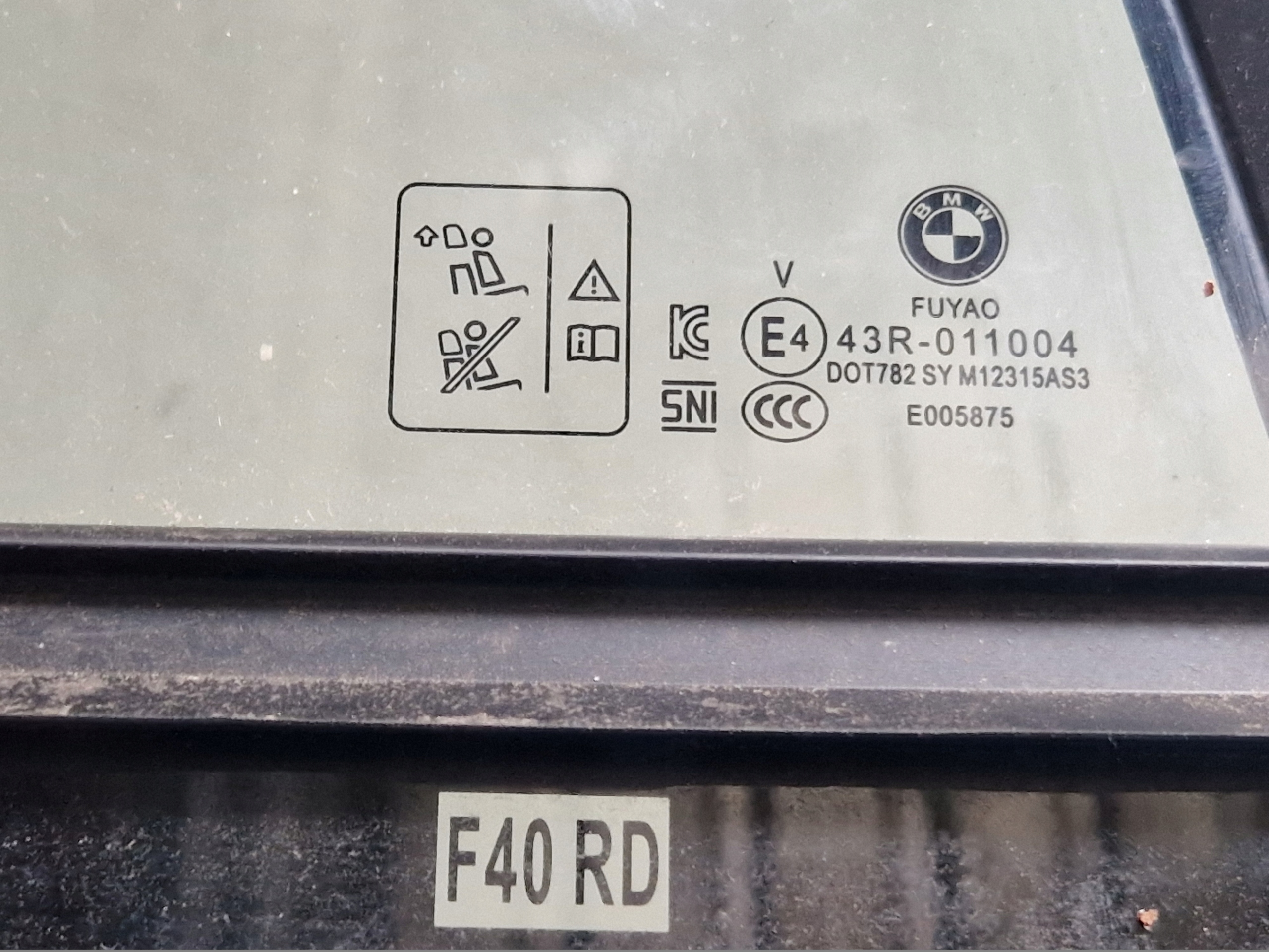 BMW 1 F40 window door PRAWYCH rear part TROJAT