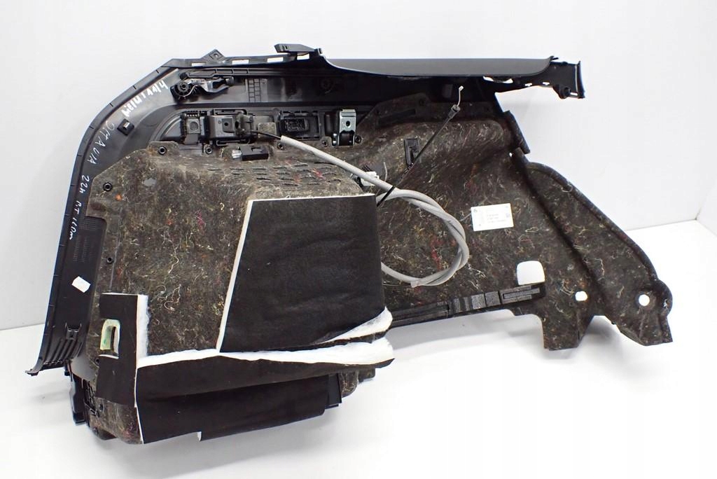 BOCZEK TAPICERKA BAGAŻNIKA PRAWA KOMBI SKODA OCTAVIA IV 5E3 22R Typ samochodu Samochody osobowe