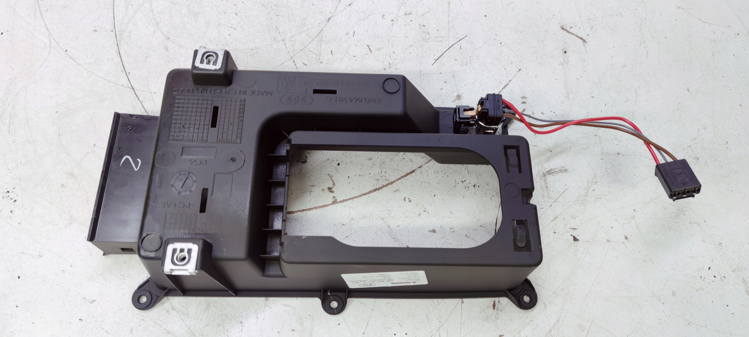 полка консоль бардачок Audi OE 8W0864981C