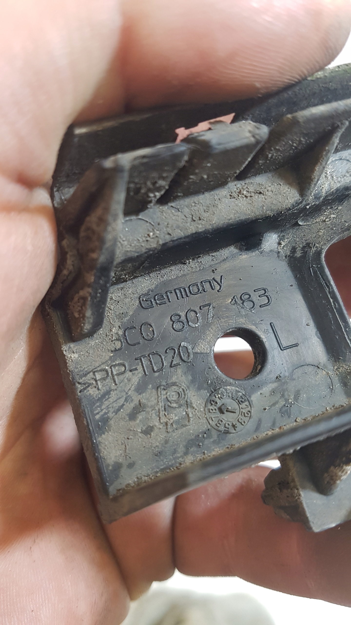 bumper bracket left front VOLKSWAGEN PASSAT B6 3C0807183