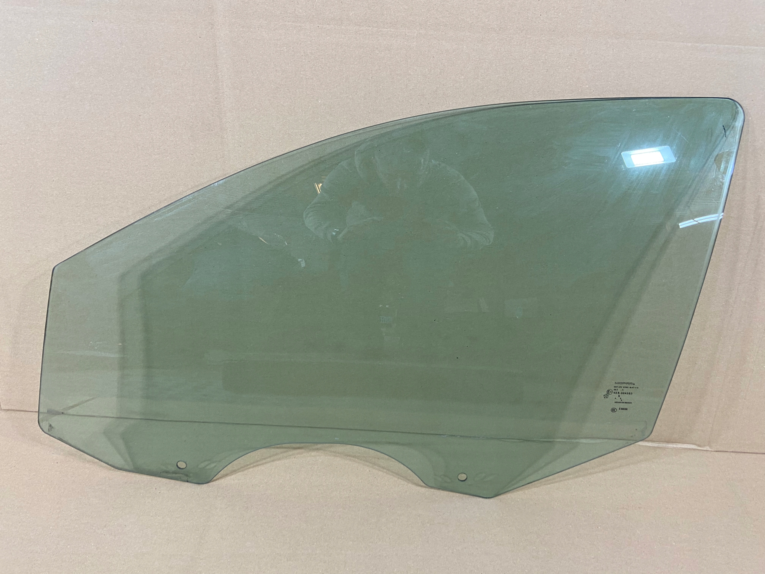 Переднее стекло левой двери DODGE JOURNEY 2009