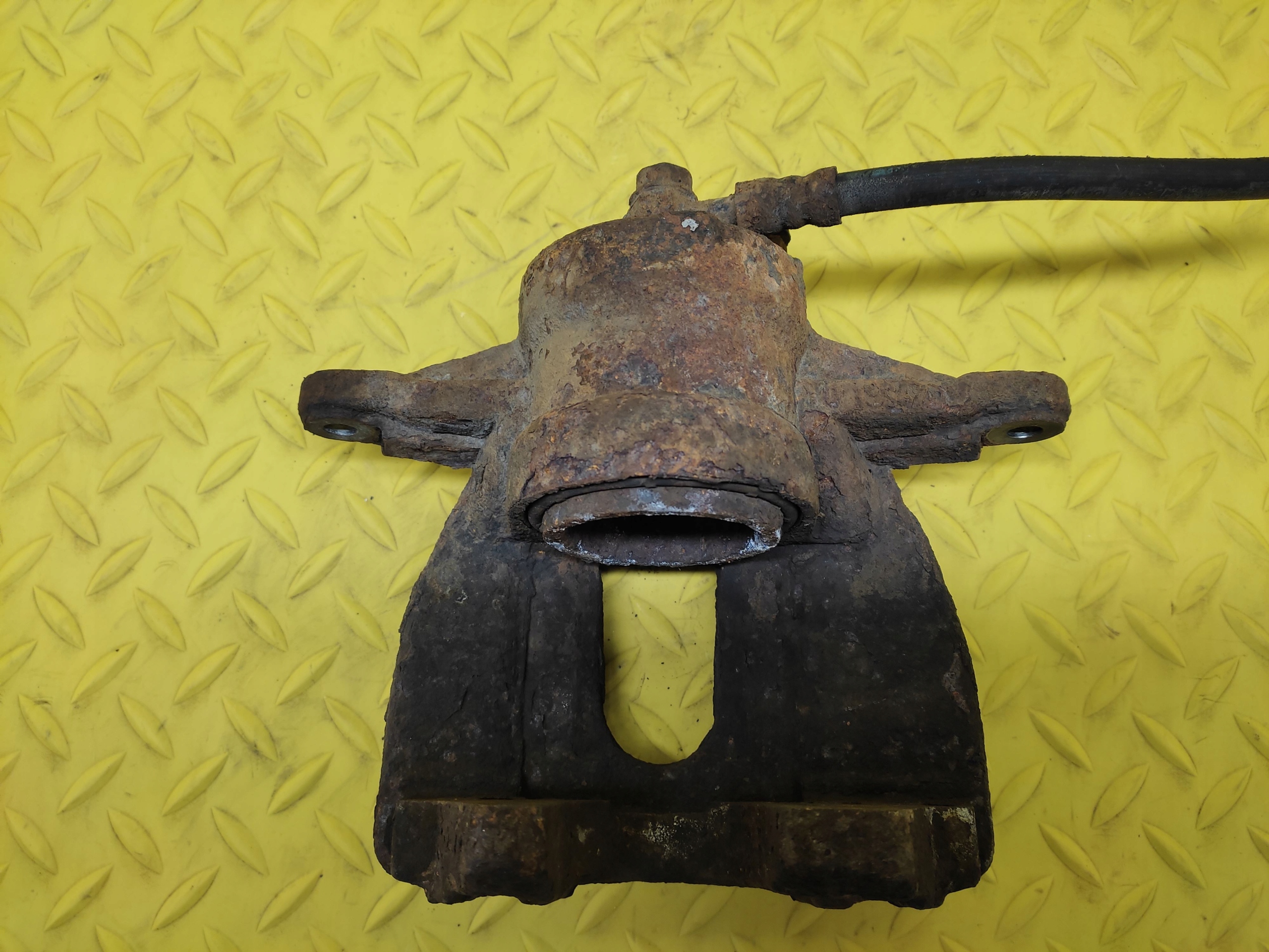 TOYOTA AVENSIS T25 2.0 D4D caliper brake right front