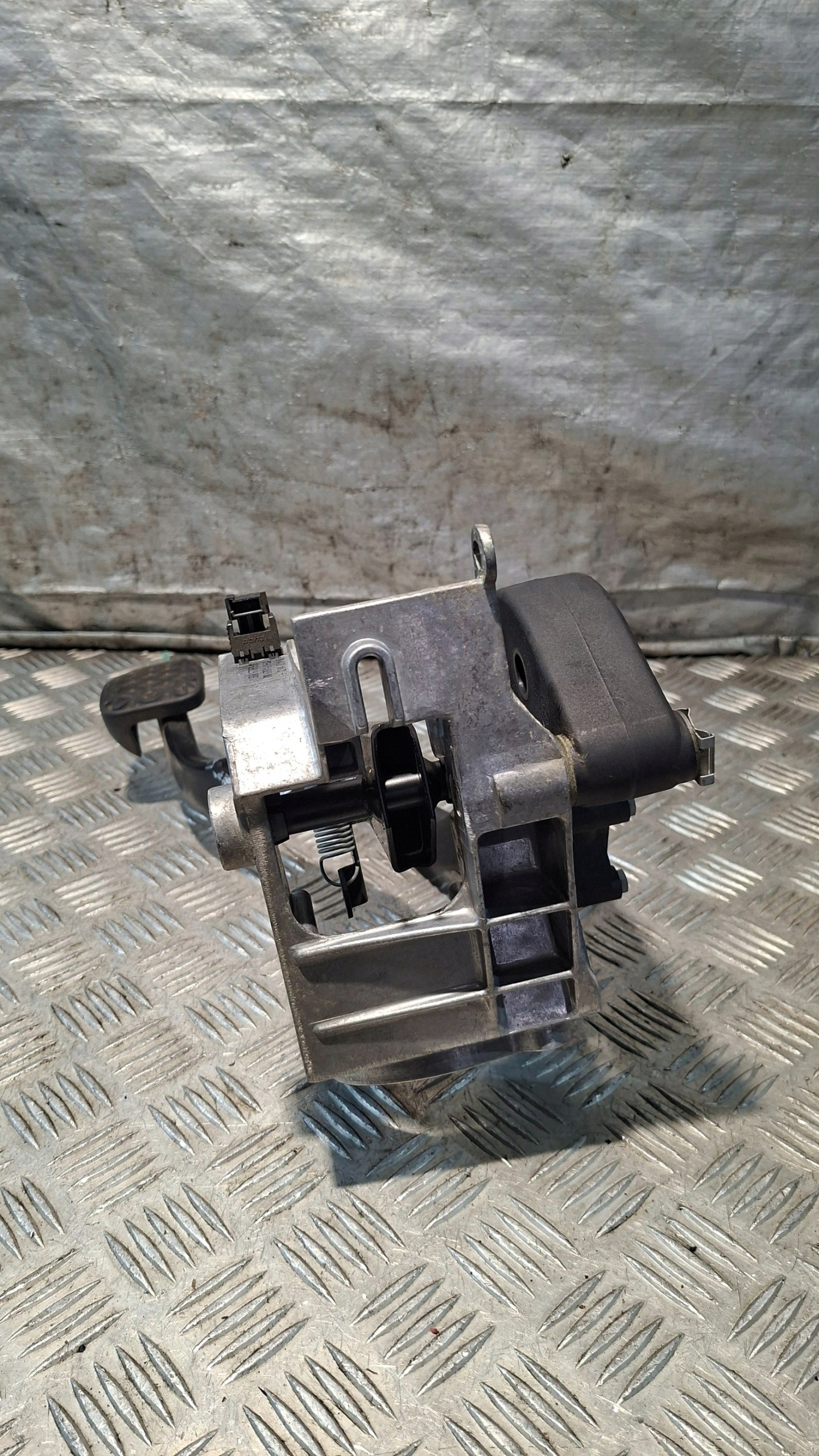 PEDAL Frein Embrayage BMW E81 2.0D
