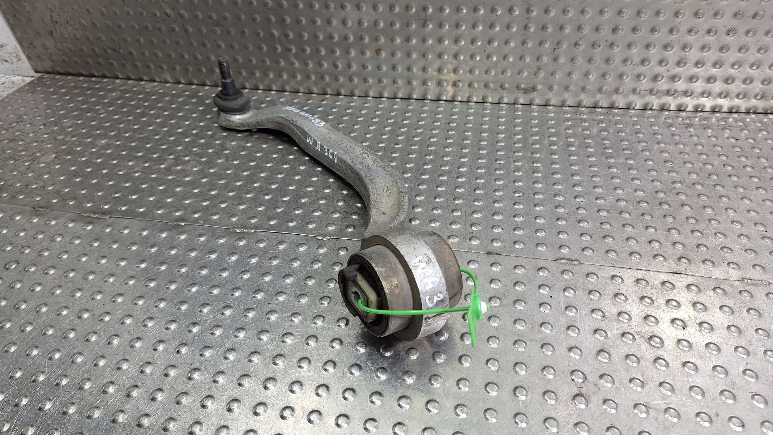 arm left front lower BANAN AUDI A4 B5 A6 C5 A8 D2 PASSAT B5 SUPERB and