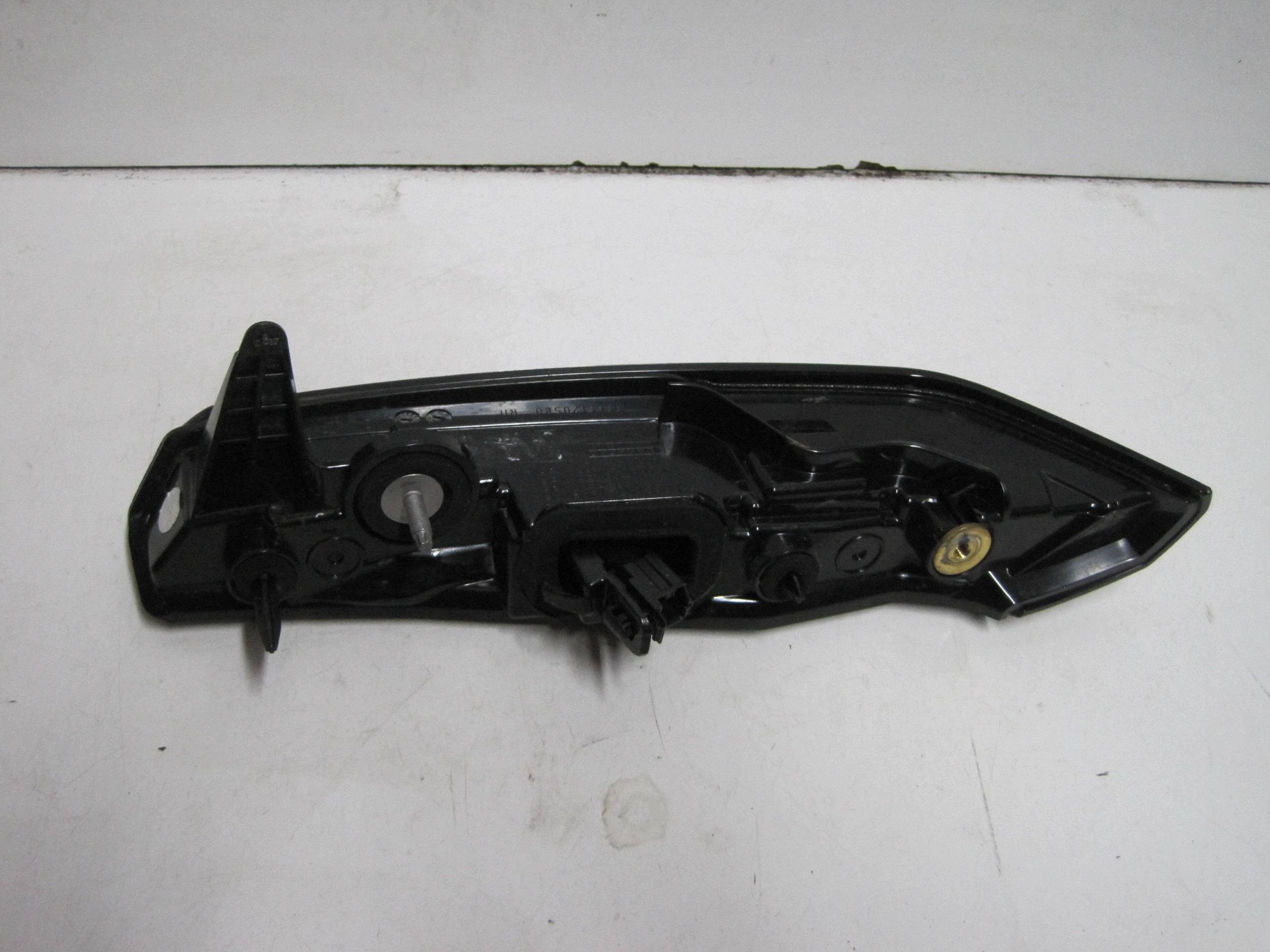feu arrière droit prise CITROEN C4 III E-C4 9831120880
