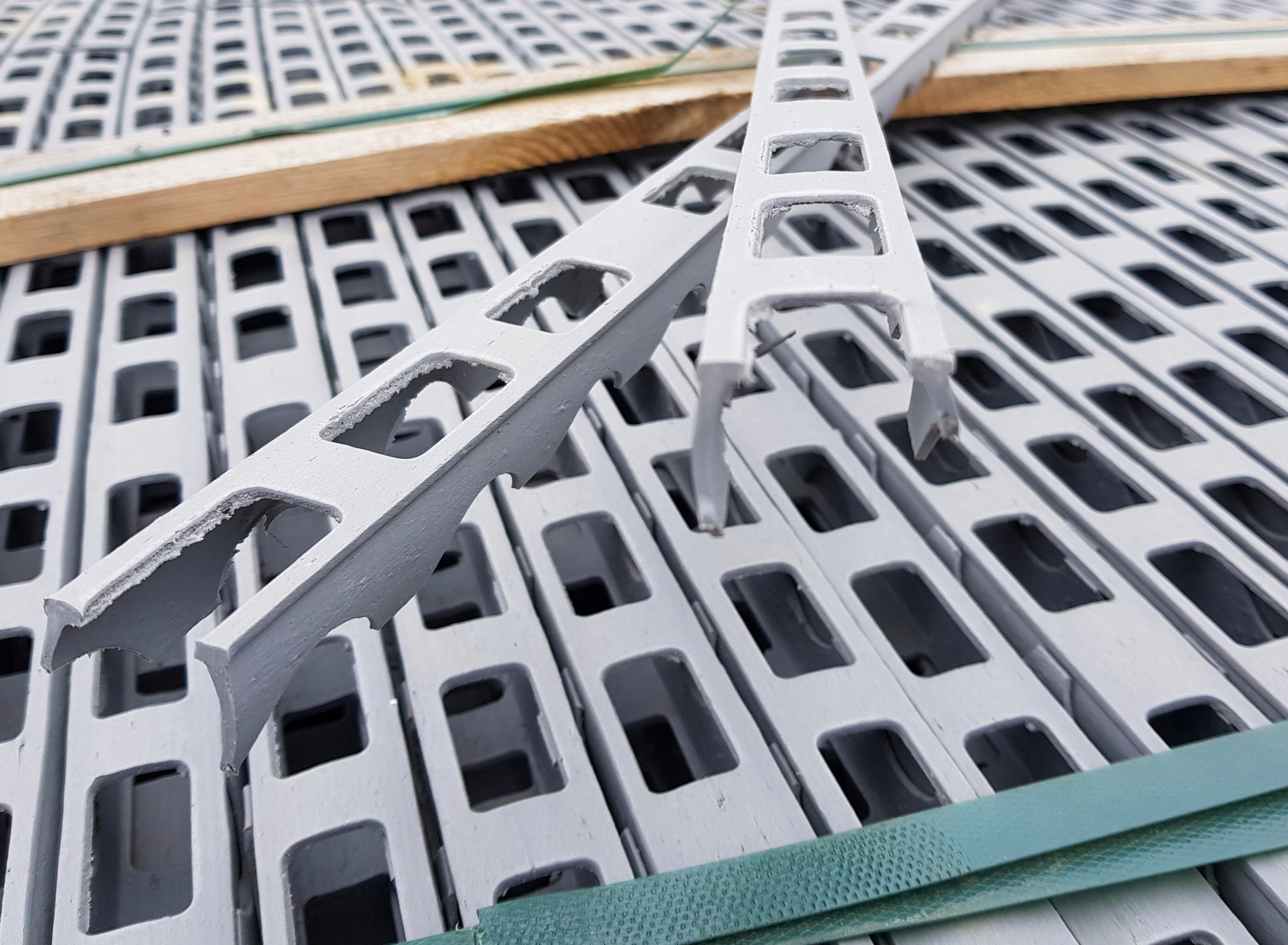 DYSTANS LINIOWY STROPOWY PODKŁADKA 40 mm/2 m 60 mb Kod producenta DY-LI-4OMM